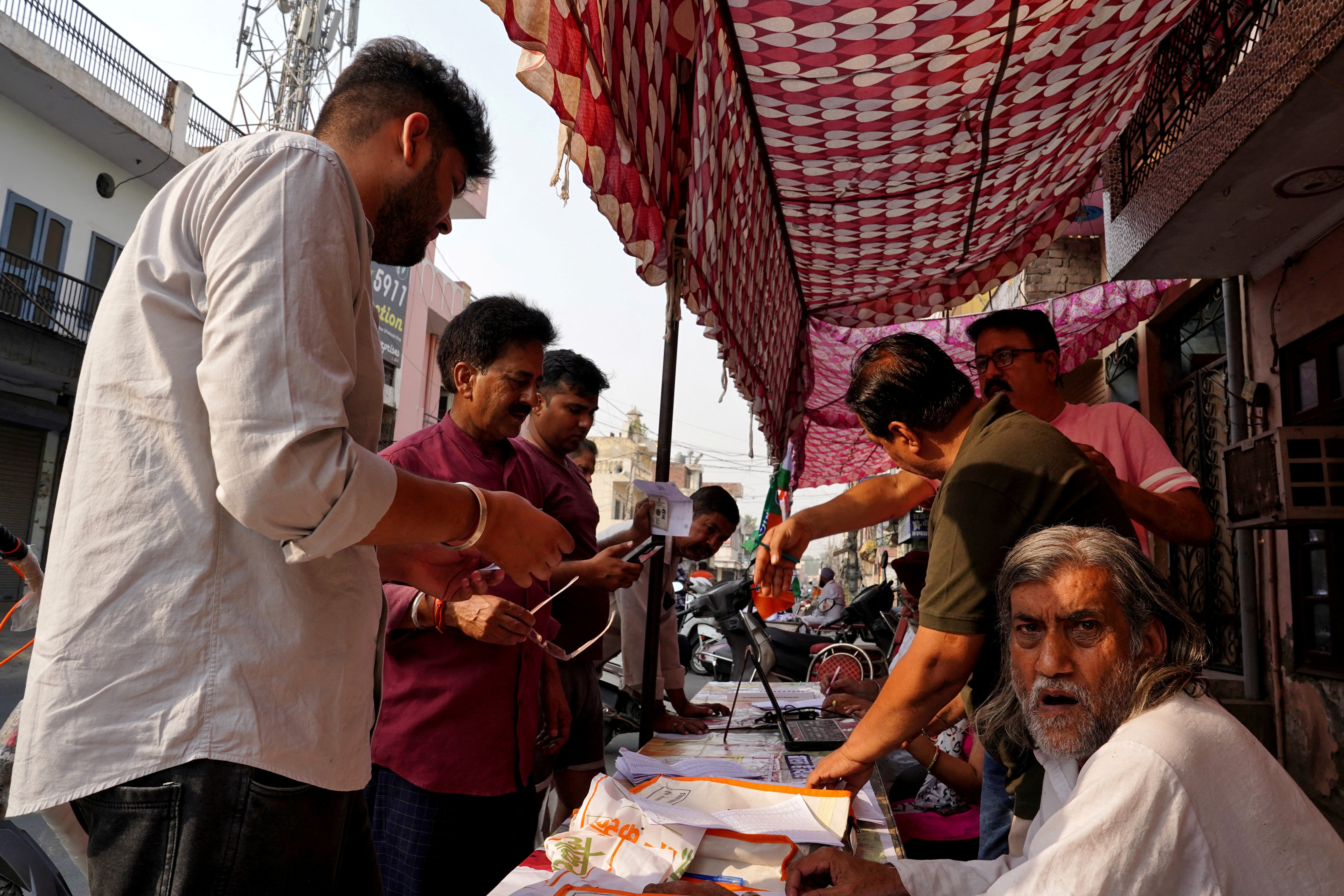 インド総選挙、首都などで6回目投票　猛暑で投票率低迷も