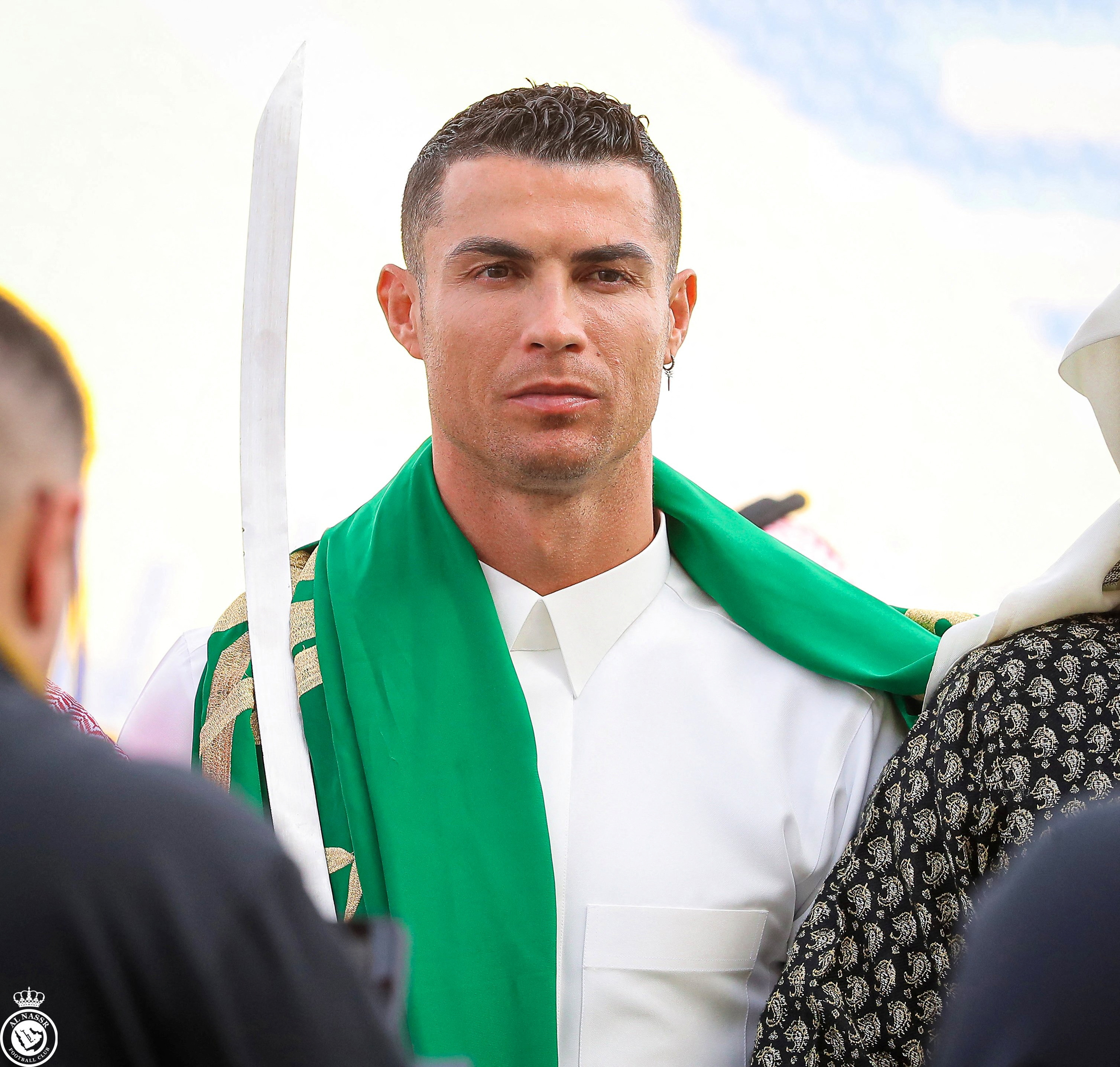 Rare Moments - Cristiano Ronaldo dresses in traditional Saudi costume ...