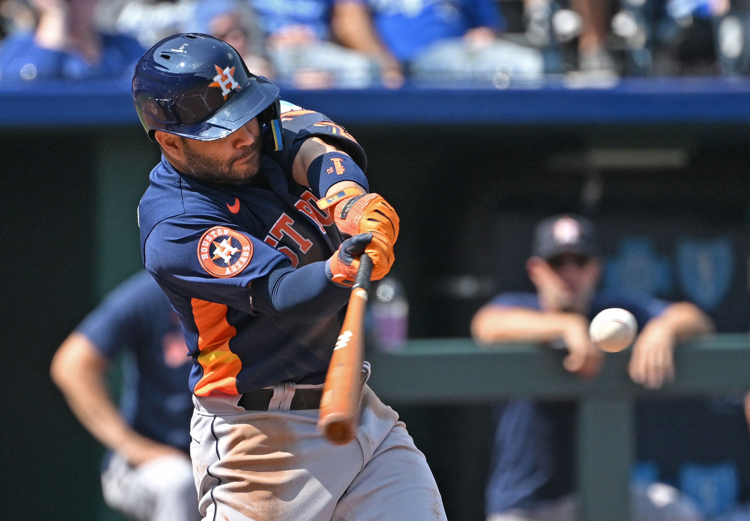 Astros bounce back to end Royals' four-game win streak