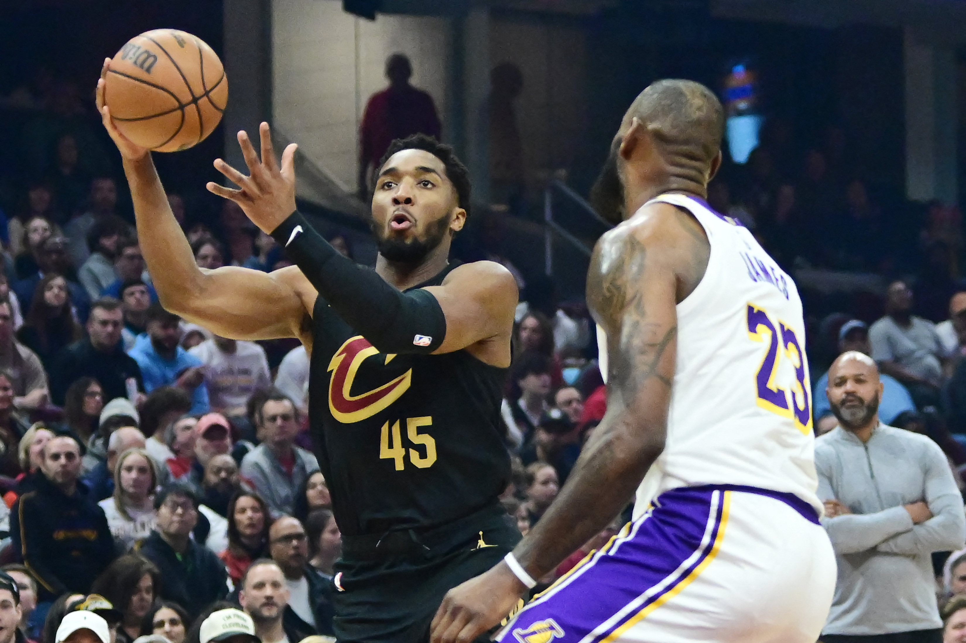 Anthony Davis scores 32 as Lakers sink Cavs | Reuters