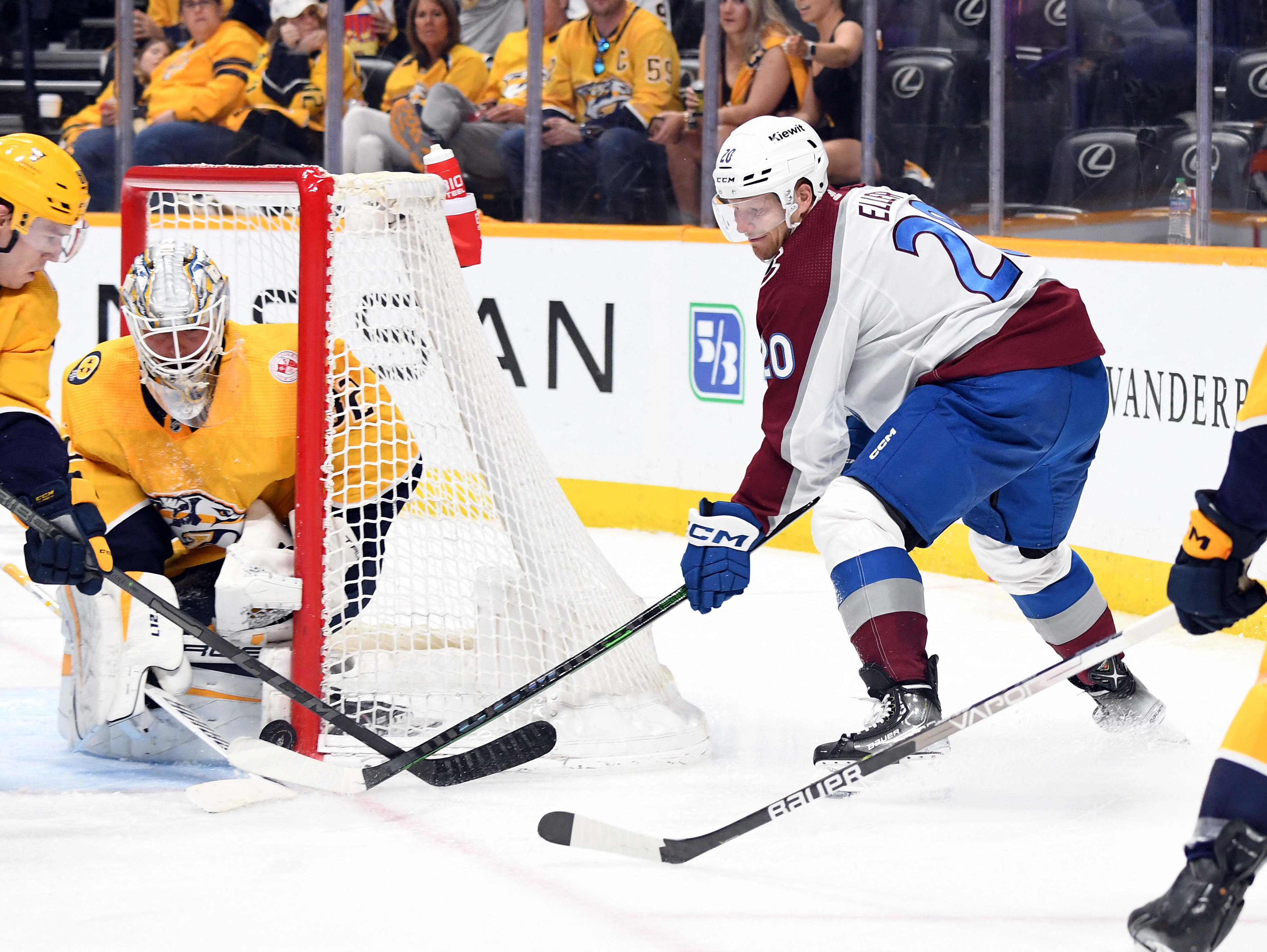 Nathan MacKinnon's hat trick lifts Avs to Central title