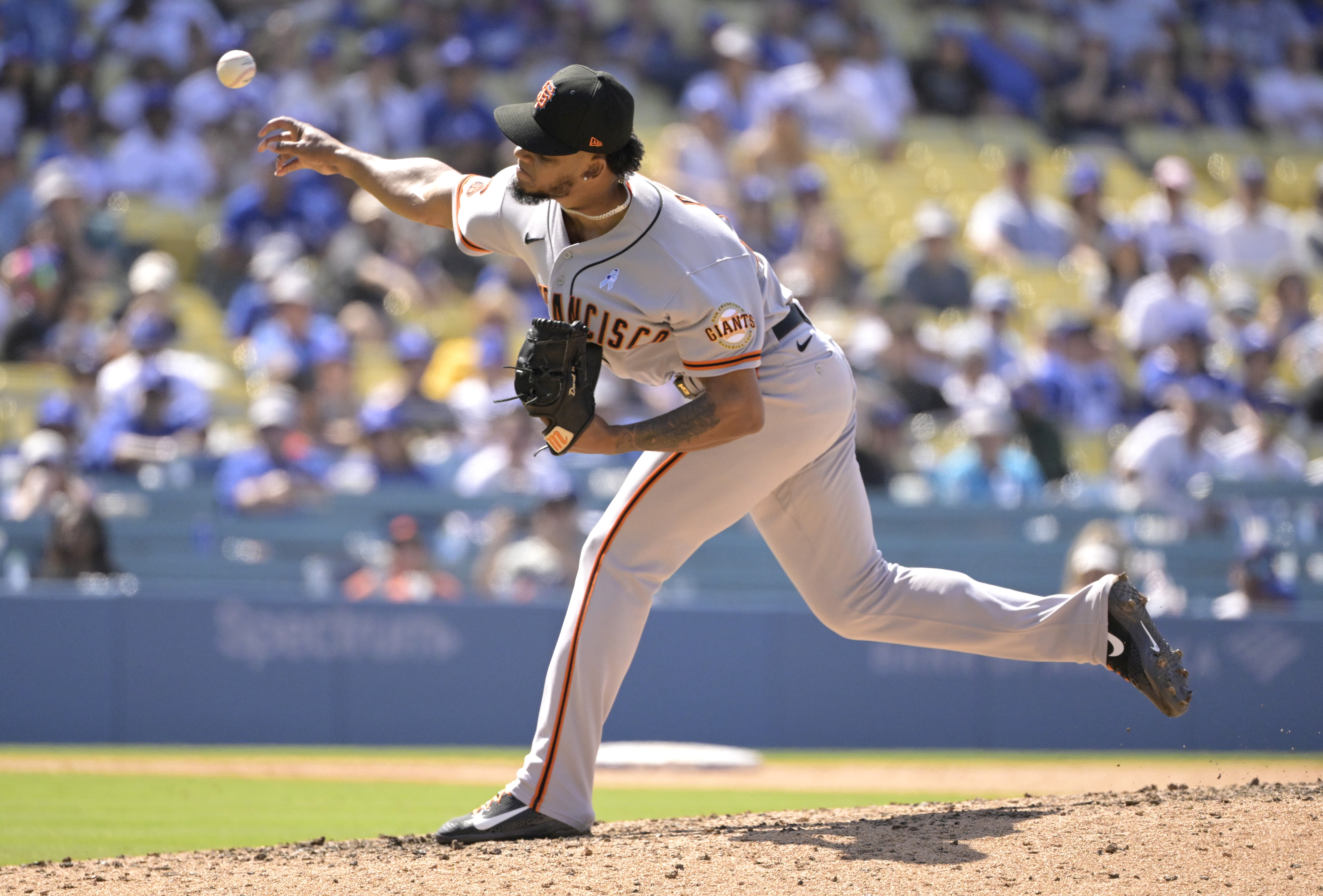 Giants sweep Dodgers for seventh straight win