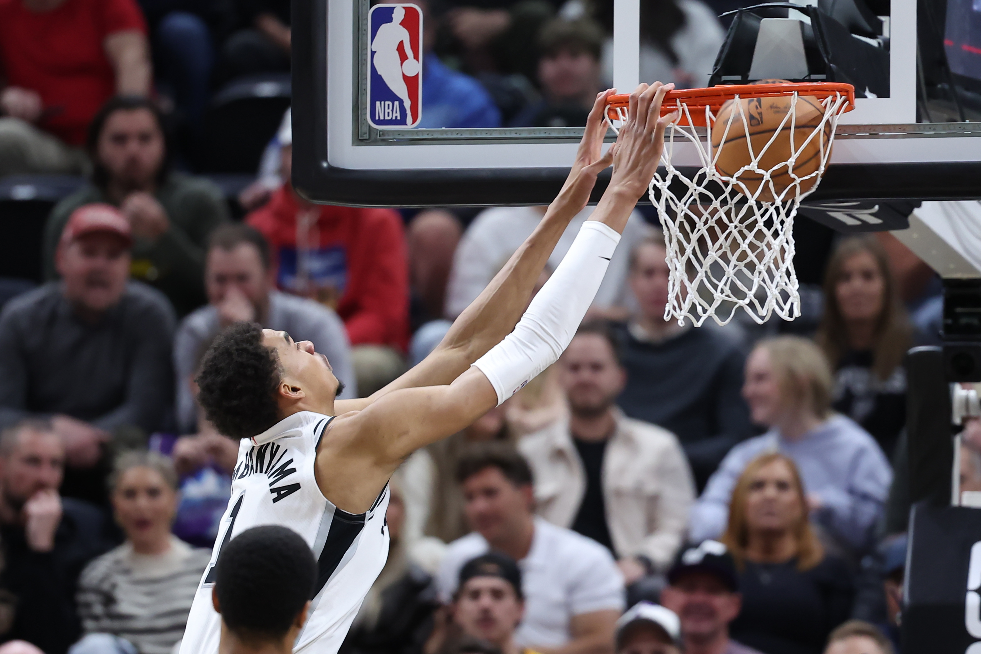 Spurs defeat Jazz, get rare consecutive wins | Reuters