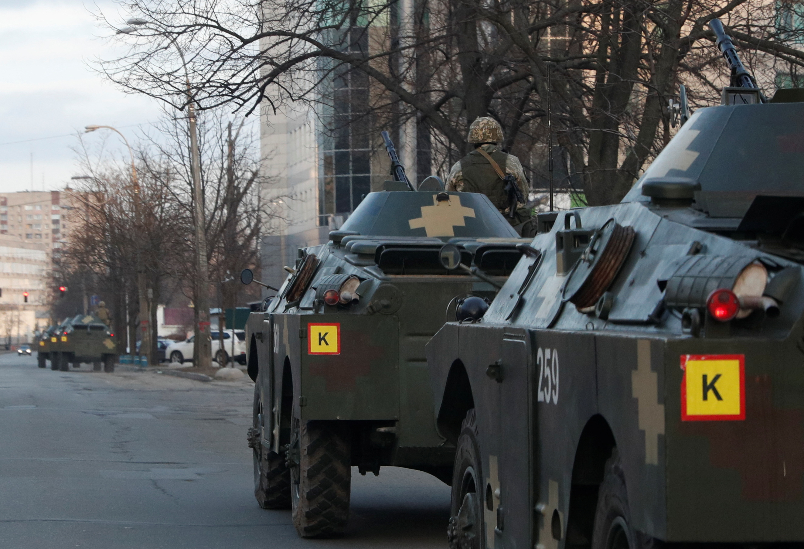 Ukrainian service members are seen atop of armoured personal carriers in Kyiv, Ukraine February 25, 2022. REUTERS/Valentyn Ogirenko