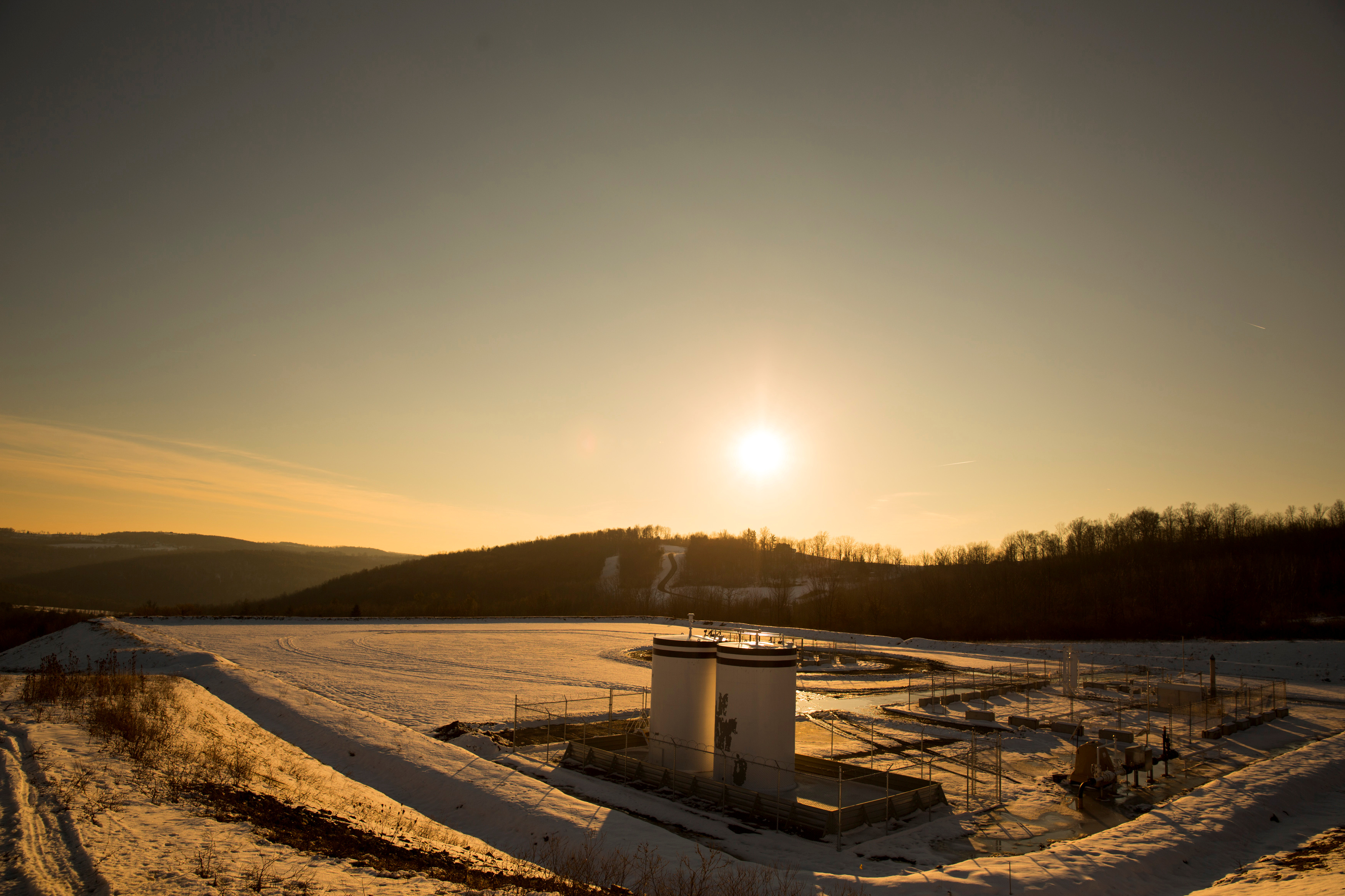 A Chesapeake Energy natural gas well pad rests on the hill in Litchfield Township, Pennsylvania, January 9, 2013.  REUTERS/Brett Carlsen/File Photo