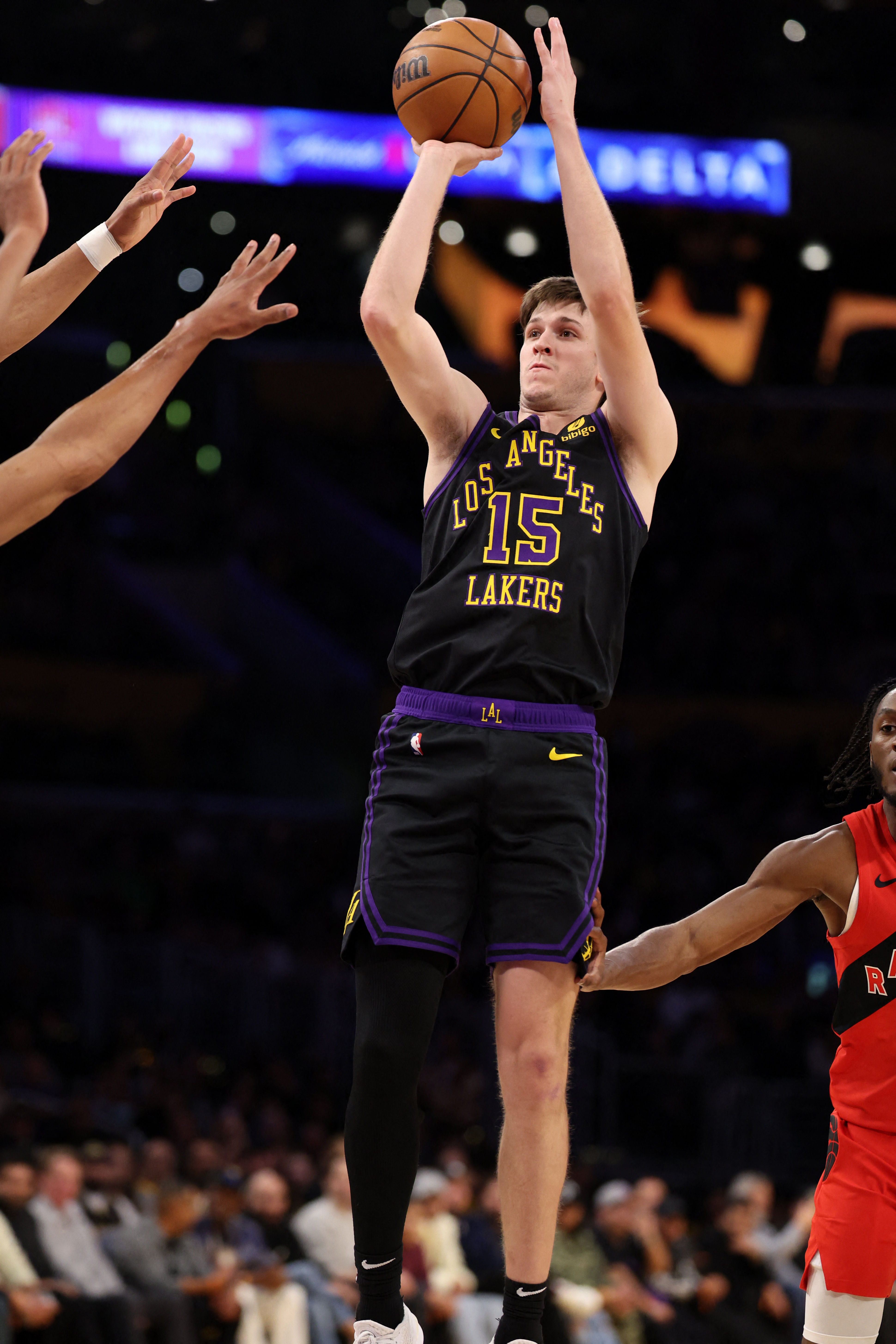 Lakers string together back-to-back wins by edging Raptors | Reuters