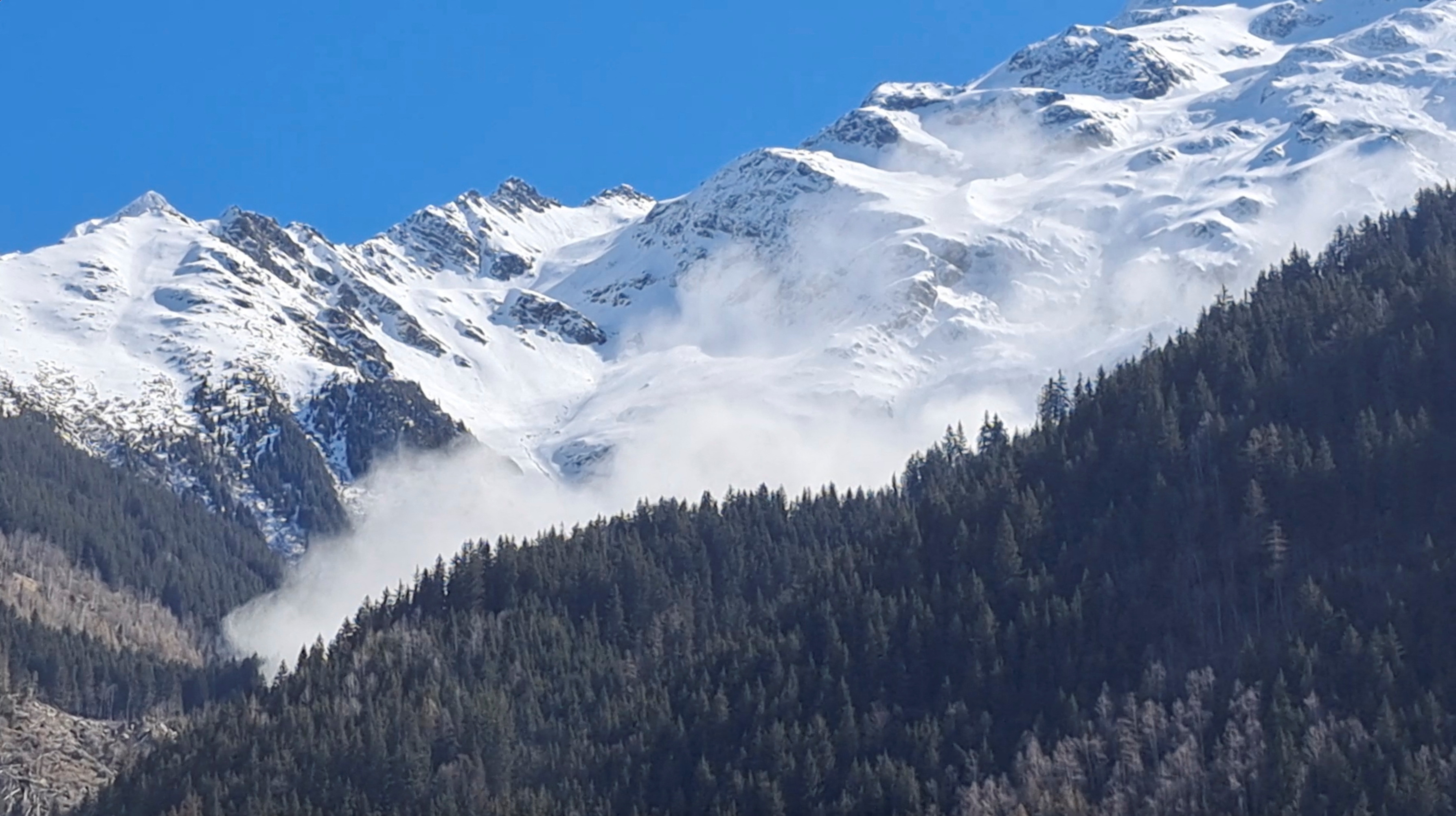 Visão geral mostra avalanche nos Alpes franceses