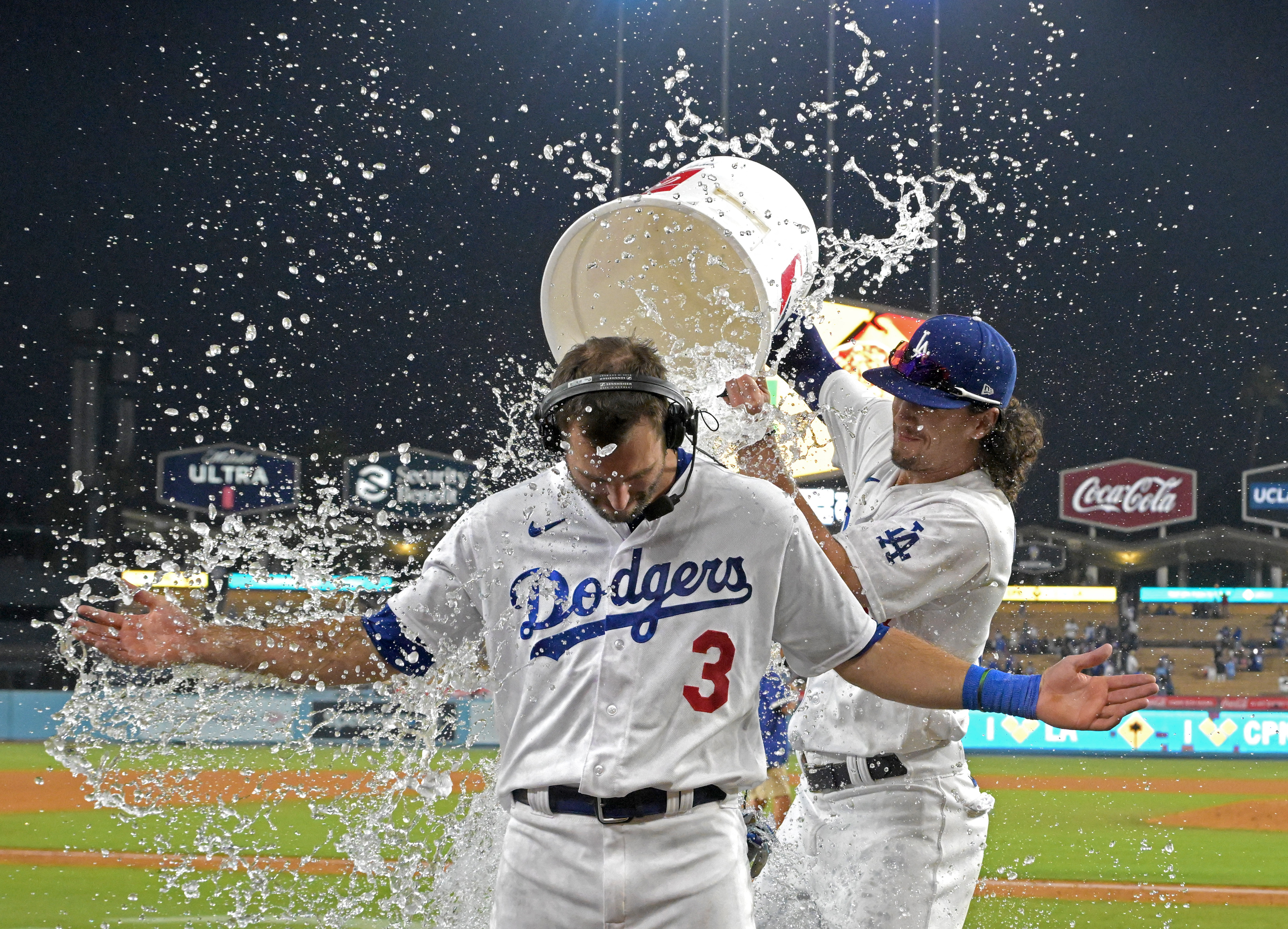 Dodgers edge Giants on Chris Taylor's walk-off hit