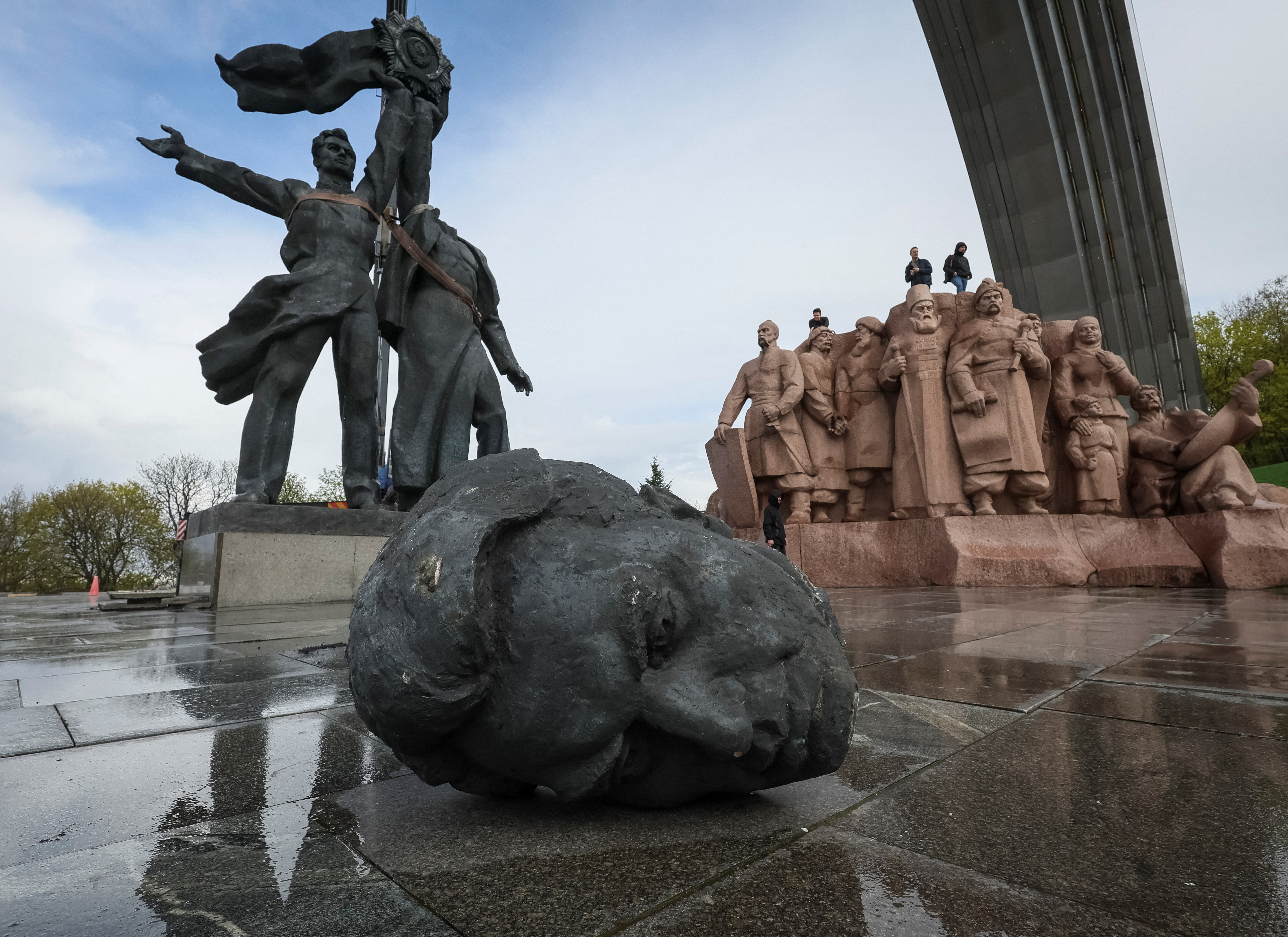 بنای یادبود اتحاد جماهیر شوروی به دوستی بین ملت‌های اوکراین و روسیه در جریان تخریب آن در مرکز کیف دیده می‌شود