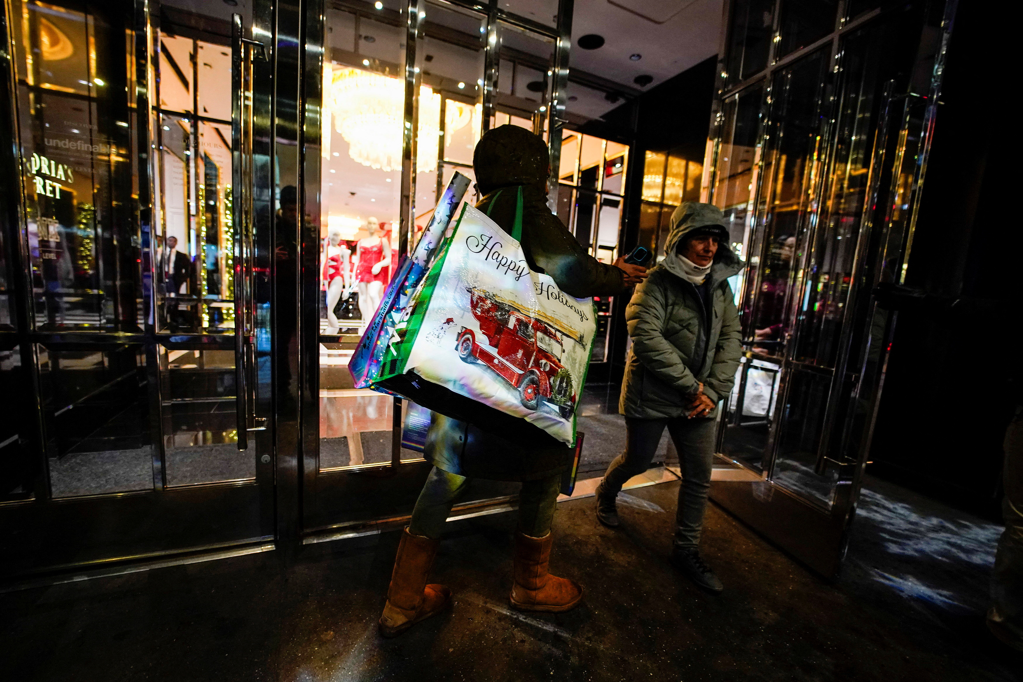 Mens Bejaarden Tether Retail traffic data highlights 2022 holiday winners and losers | Reuters