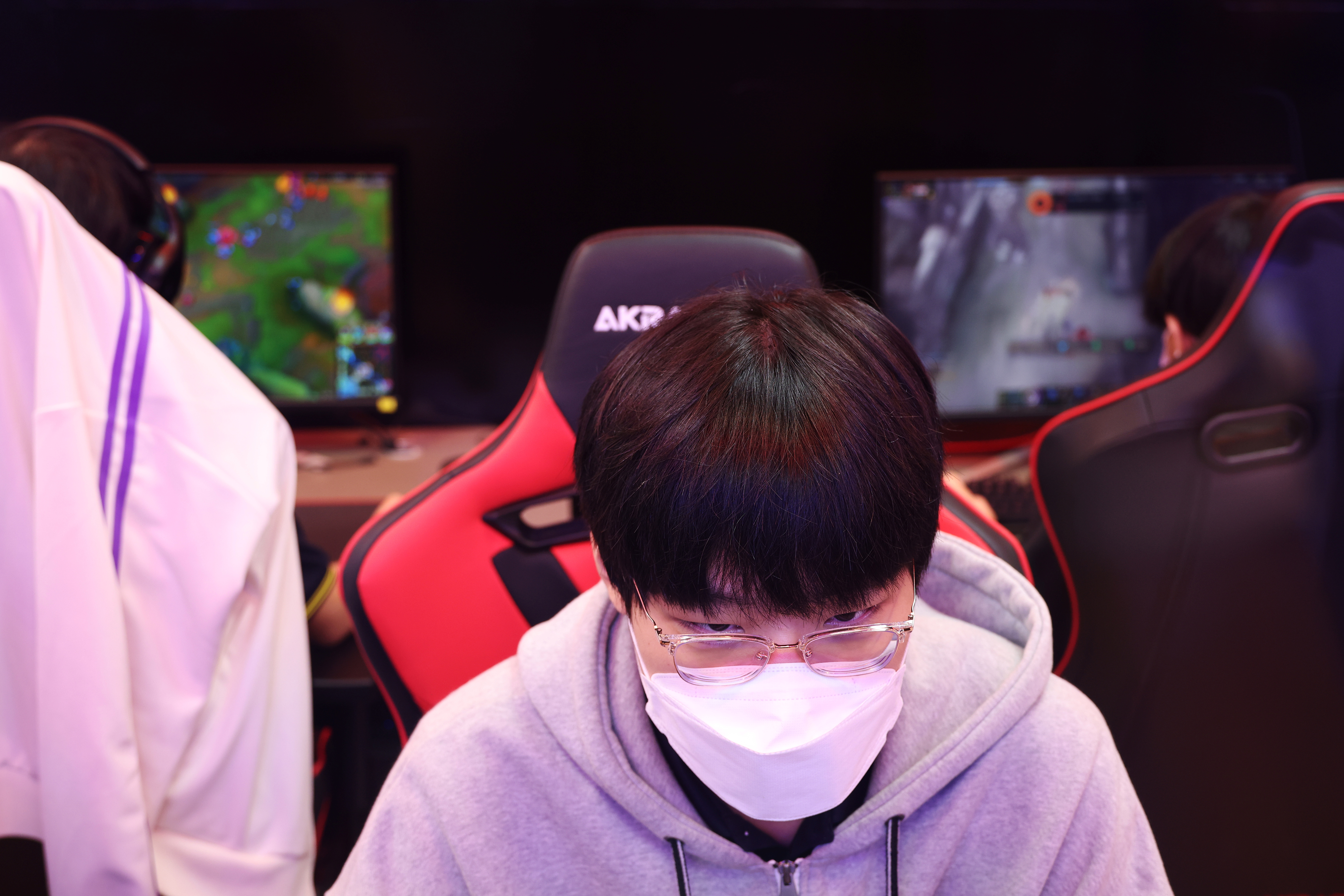 A (complex) network of institutions: Faker, playing League of Legends