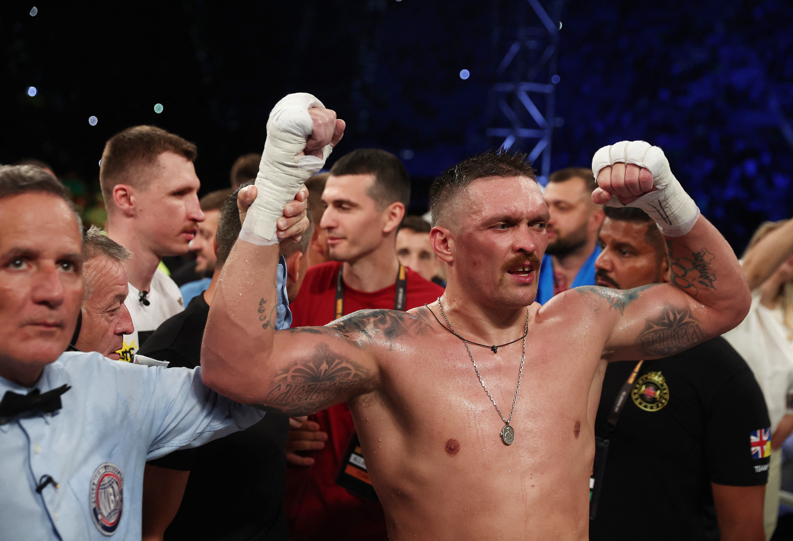 Usyk knocks out Dubois in nine after low blow controversy | Reuters