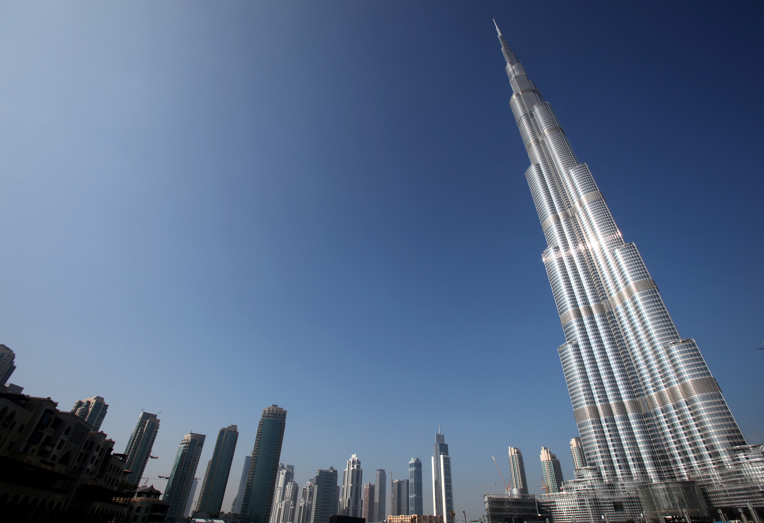 Tallest towers in the world. Башня Бурдж Халифа в Дубае. Башня Бурдж-Халифа (Дубай, ОАЭ, Архитектор Эдриан Смит). Дубай здание Бурдж Халифа. Высотные здания Бурдж Халифа.