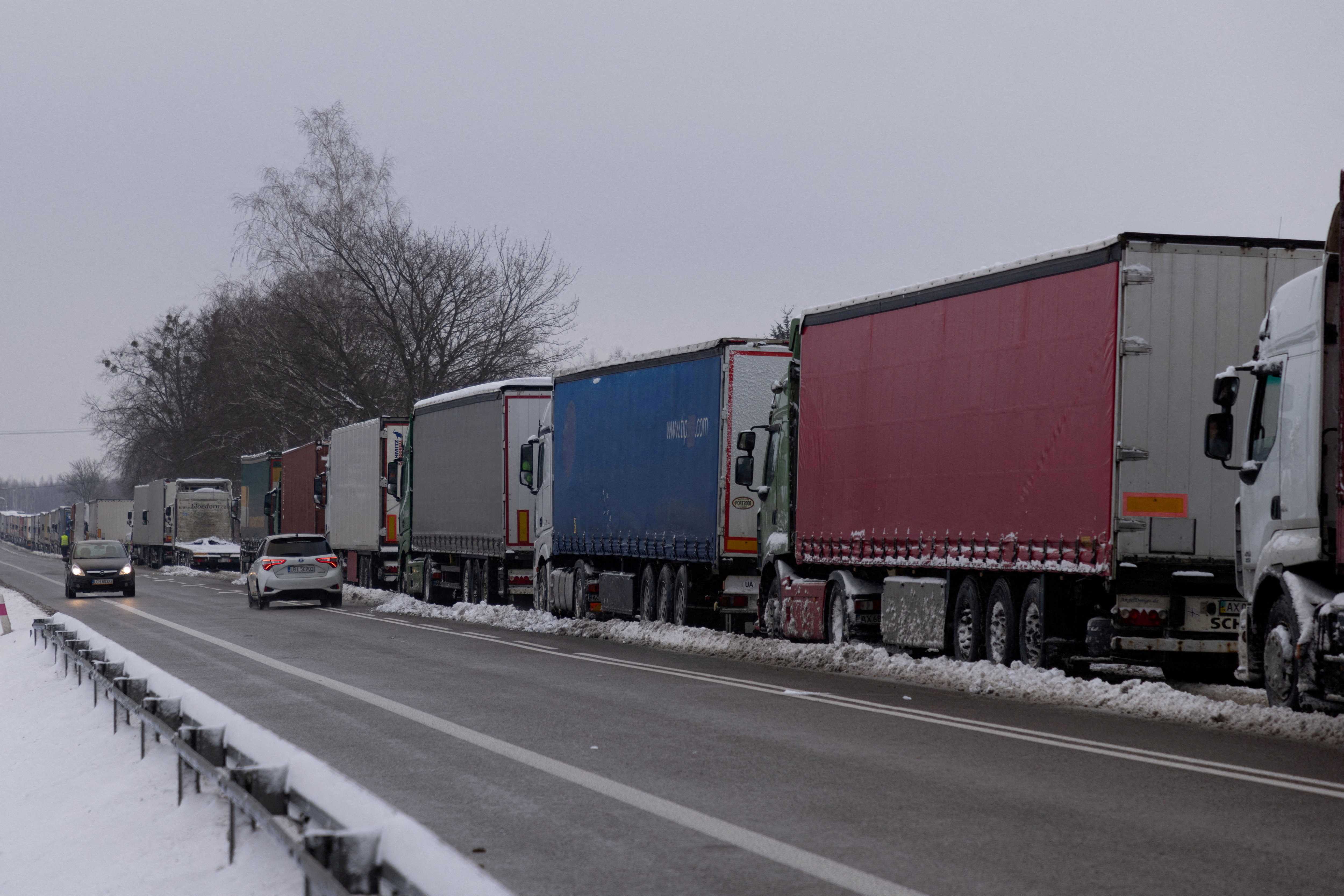 Camiones atrapados en cola en la frontera con Ucrania, mientras los camioneros polacos protestan