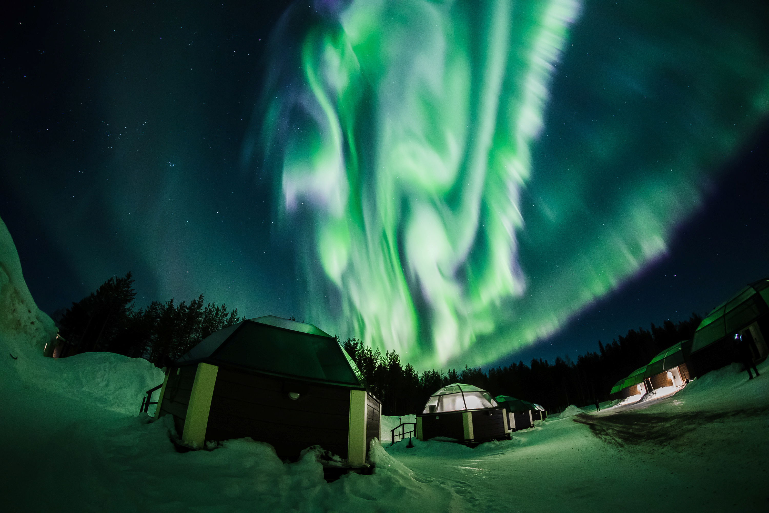 La aurora boreal (aurora boreal) se ve en el cielo sobre Arctic Snowhotel en Rovaniemi