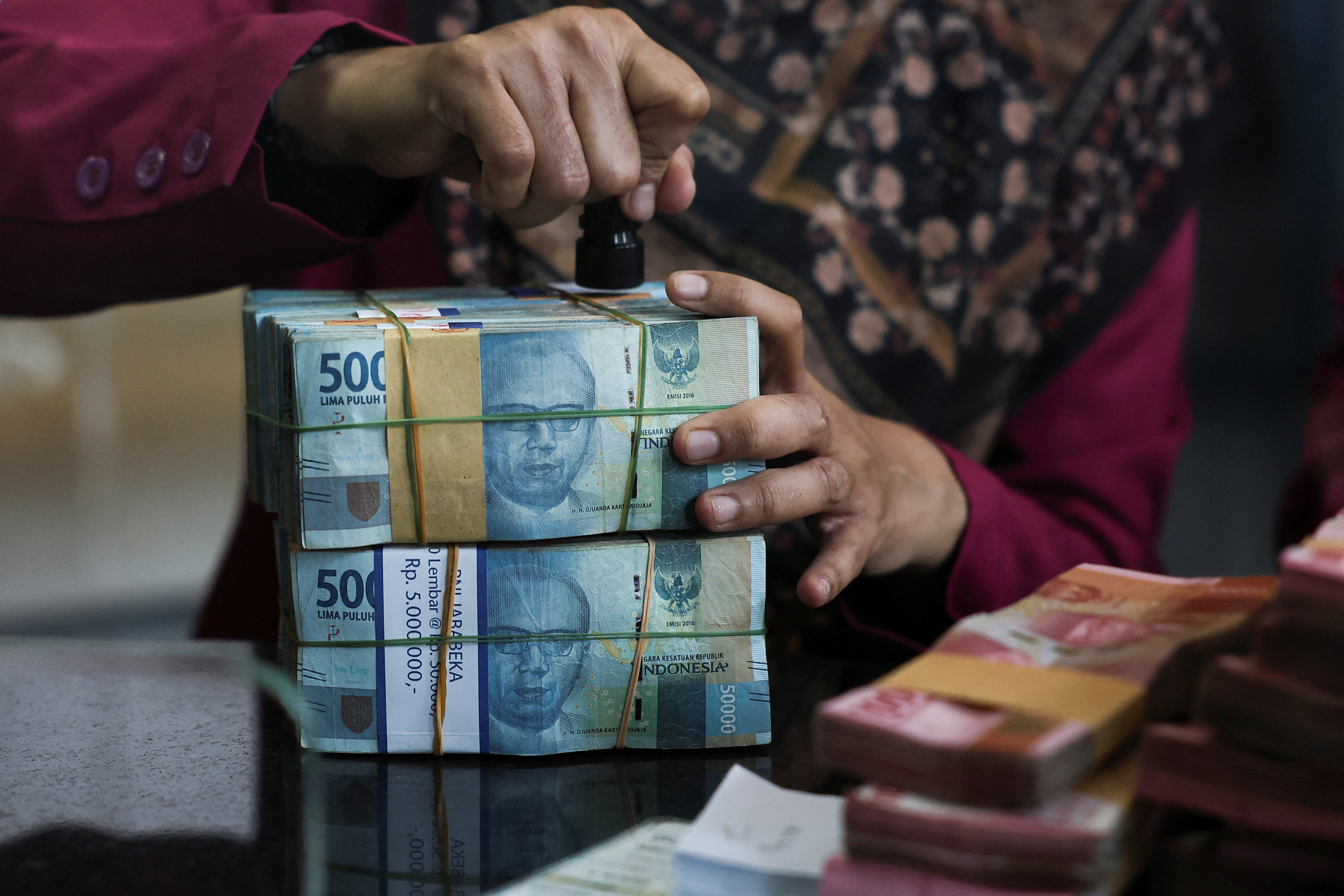 Explainer: Why has the Indonesian rupiah hit a record low despite dollar  weakness? | Reuters