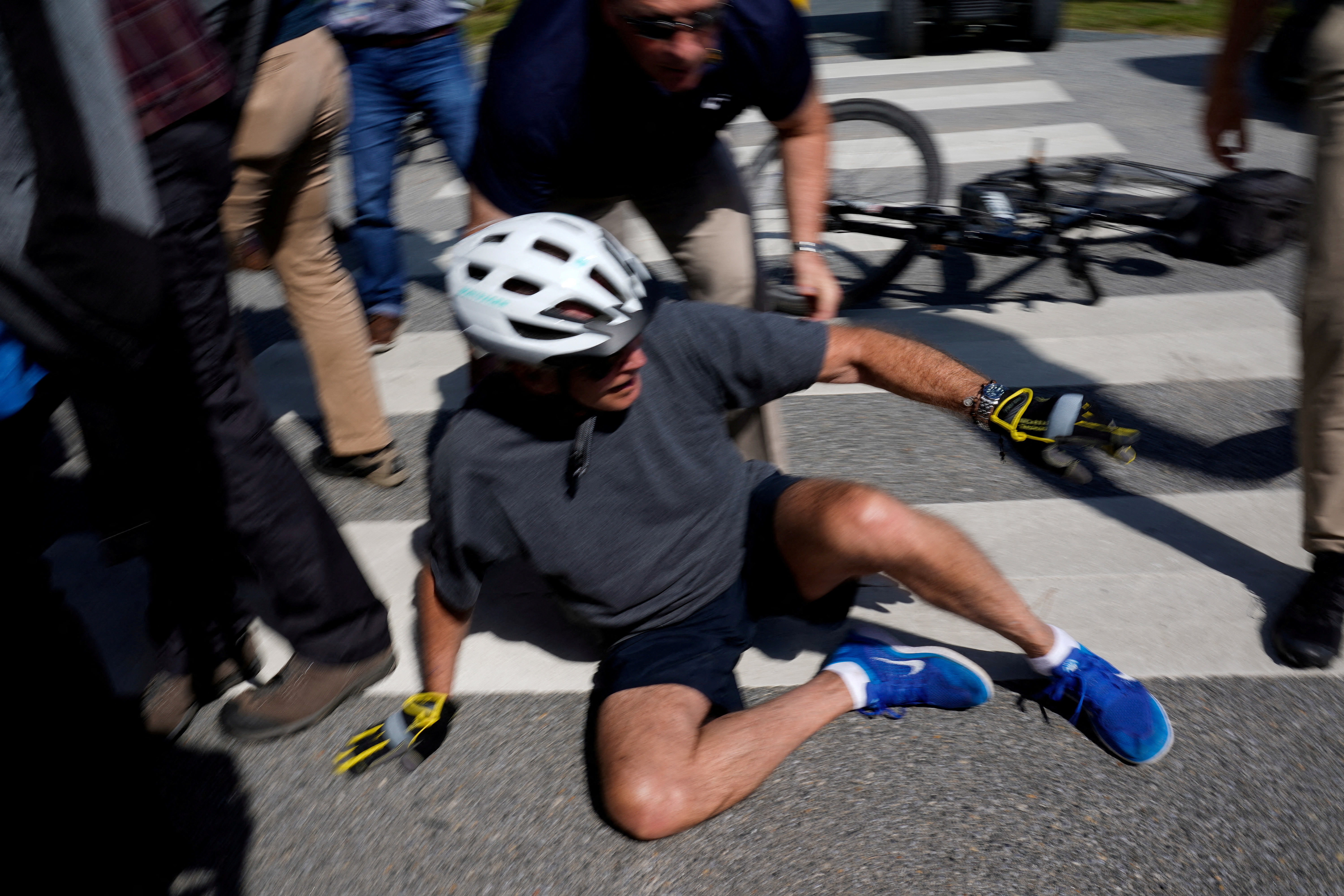 18 25 июня. Джо Байден на велосипеде. Джо Байден упал. Байден упал с велосипеда. Joe Biden Falls off Bike.