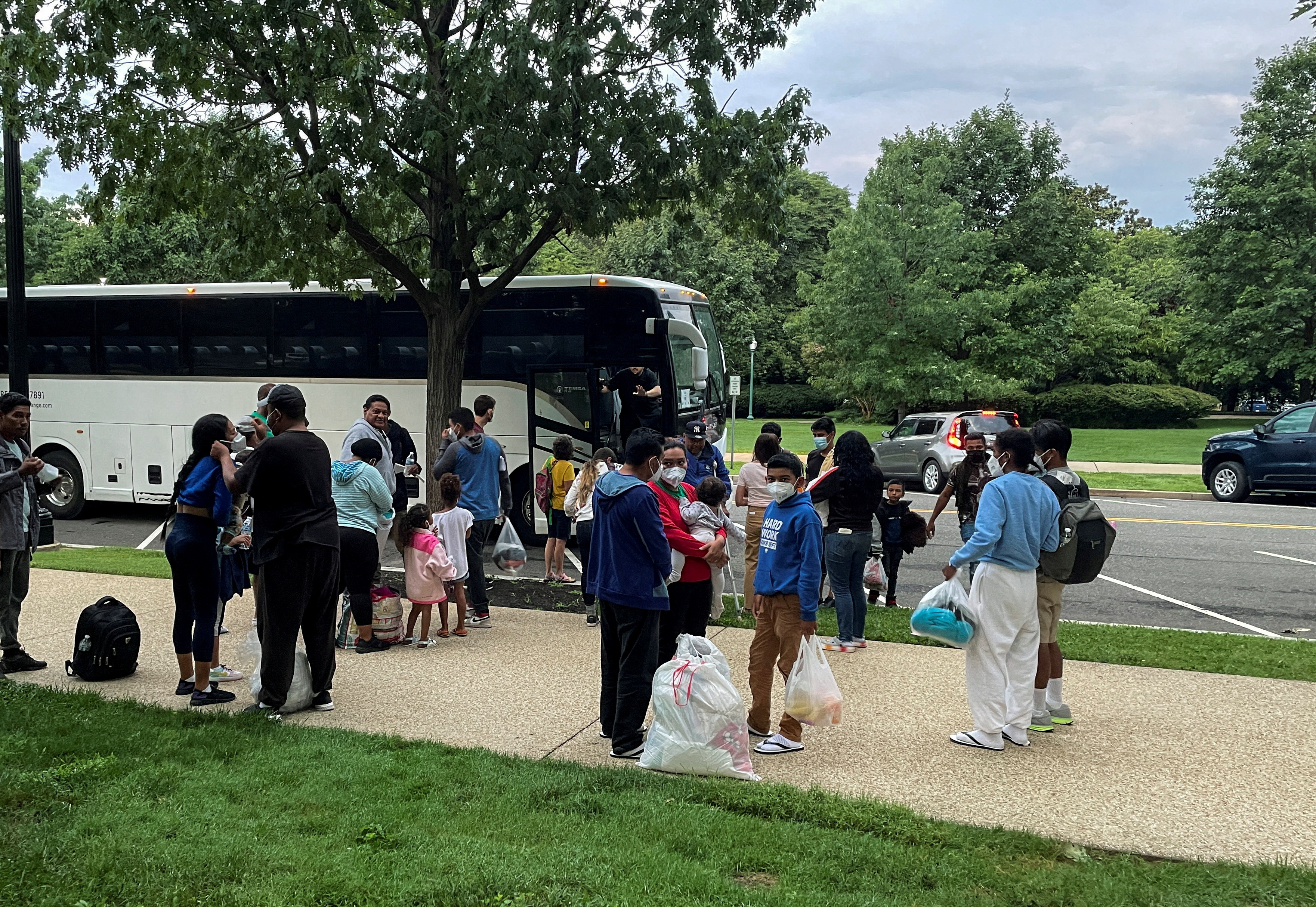 Migrants arrive at Union Station in Washington