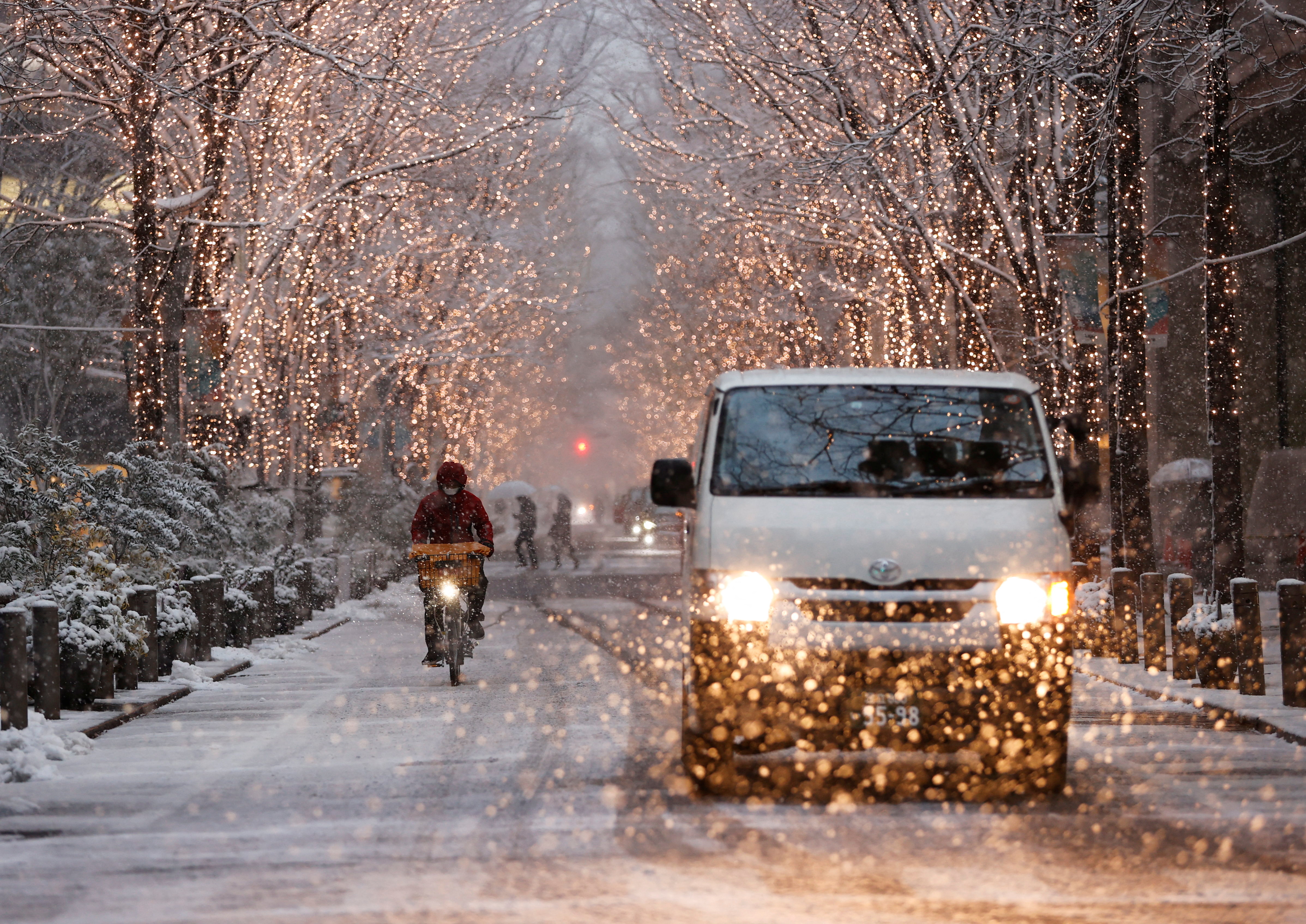 Tokyo shivers under unusually heavy snowfall