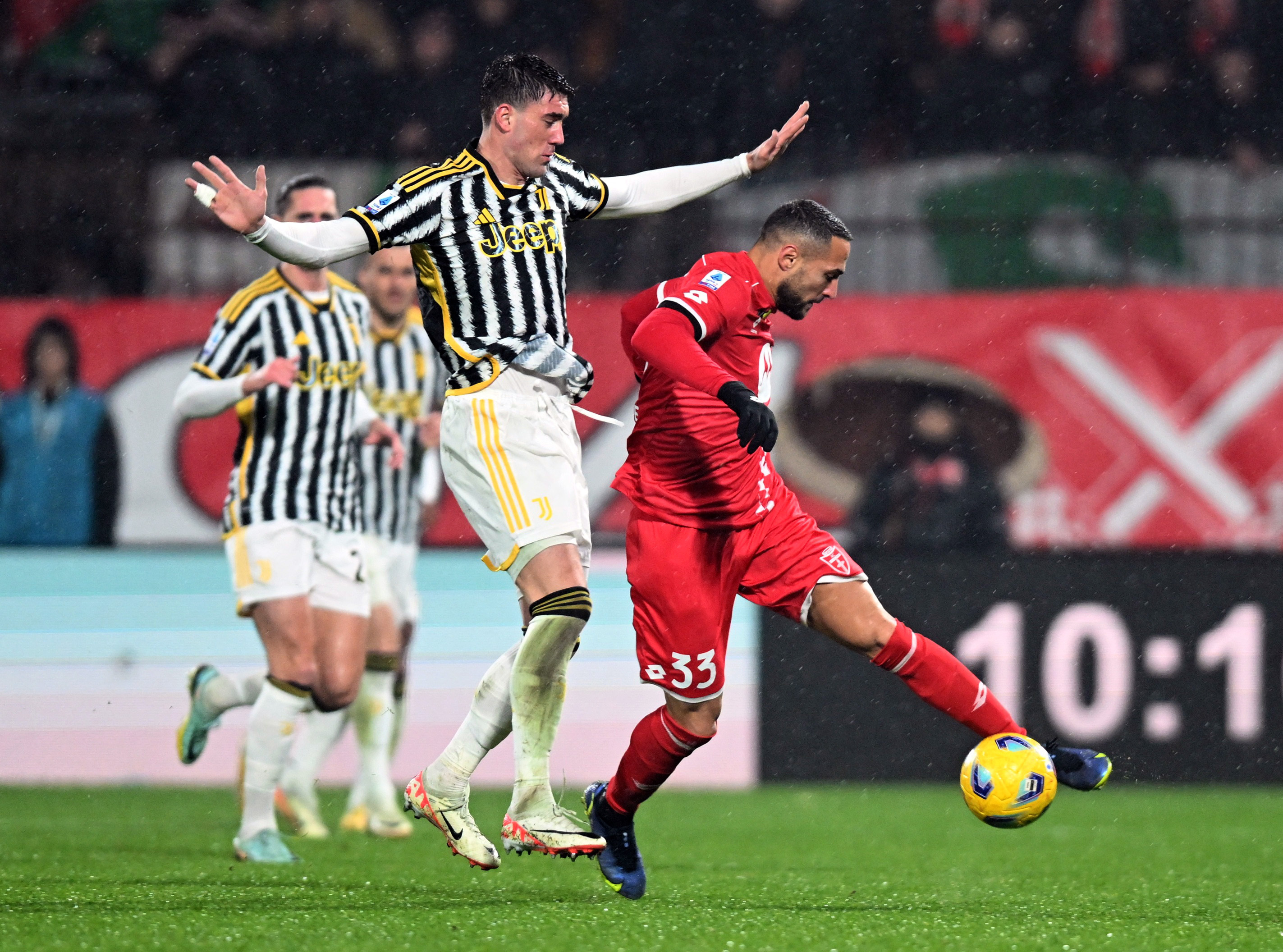 Juve go top with late Gatti winner at Monza