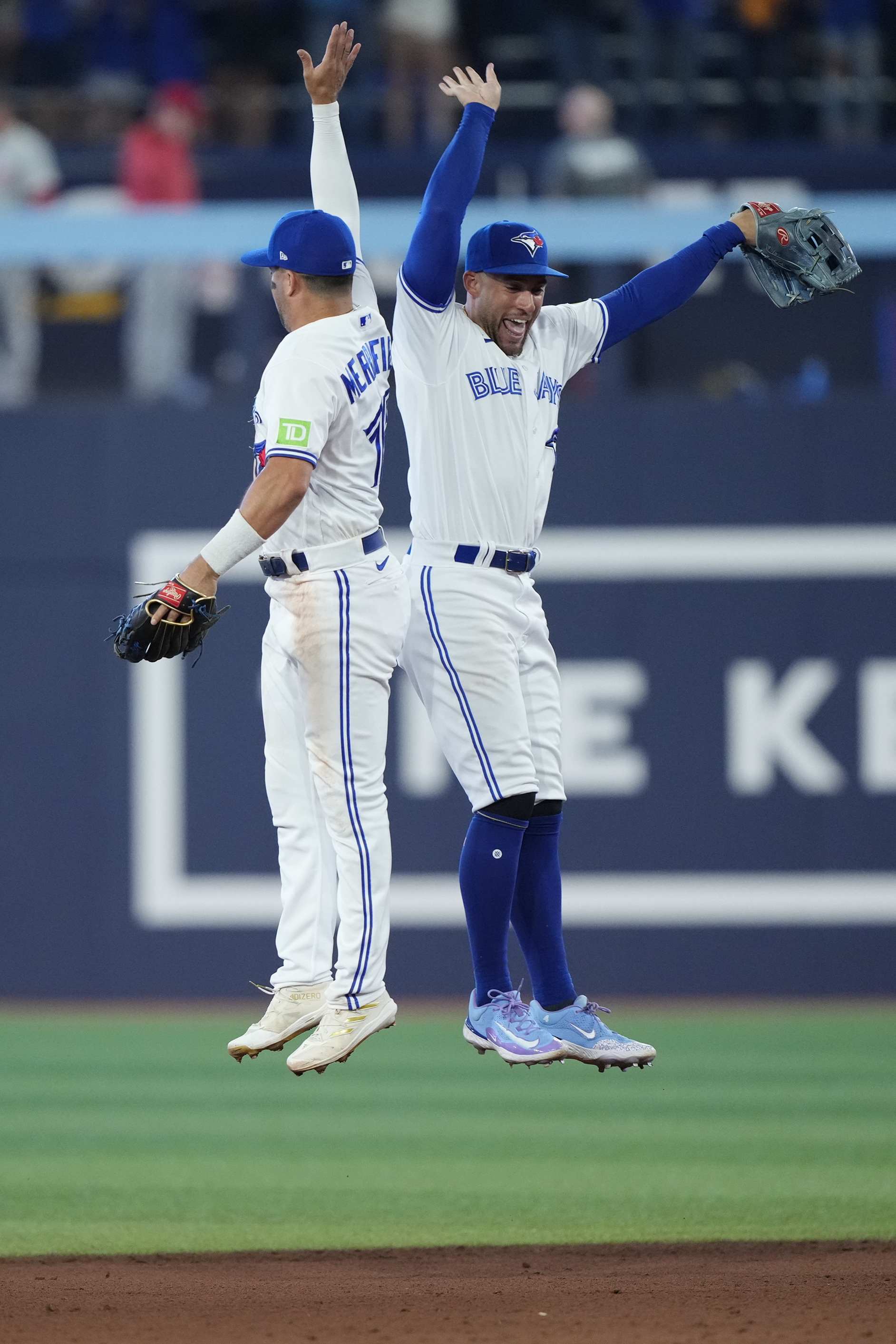 Blue Jays prevail in pitchers' duel, edge Phillies