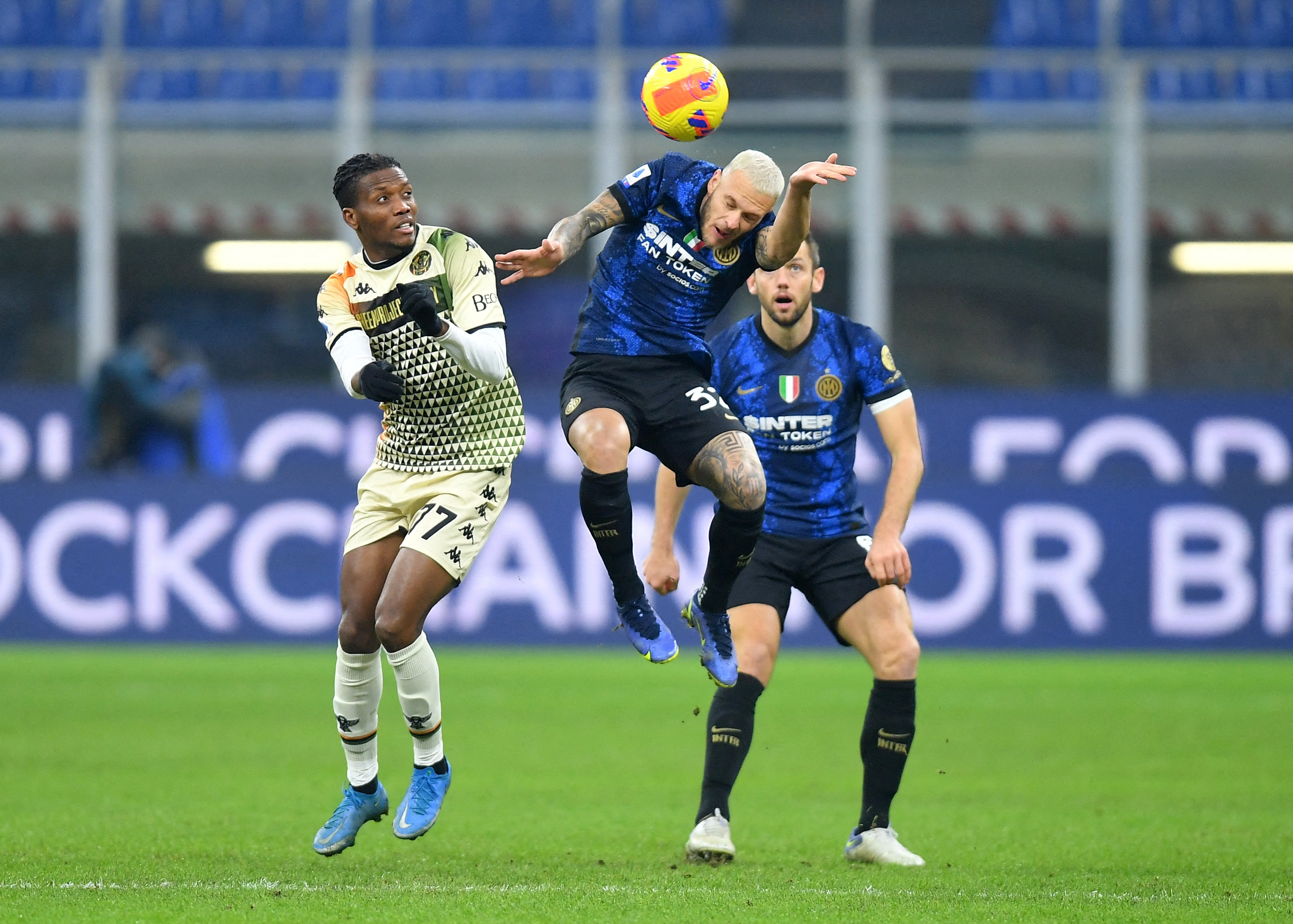 Last-gasp Dzeko Header Earns Leaders Inter Win Over Venezia | Reuters