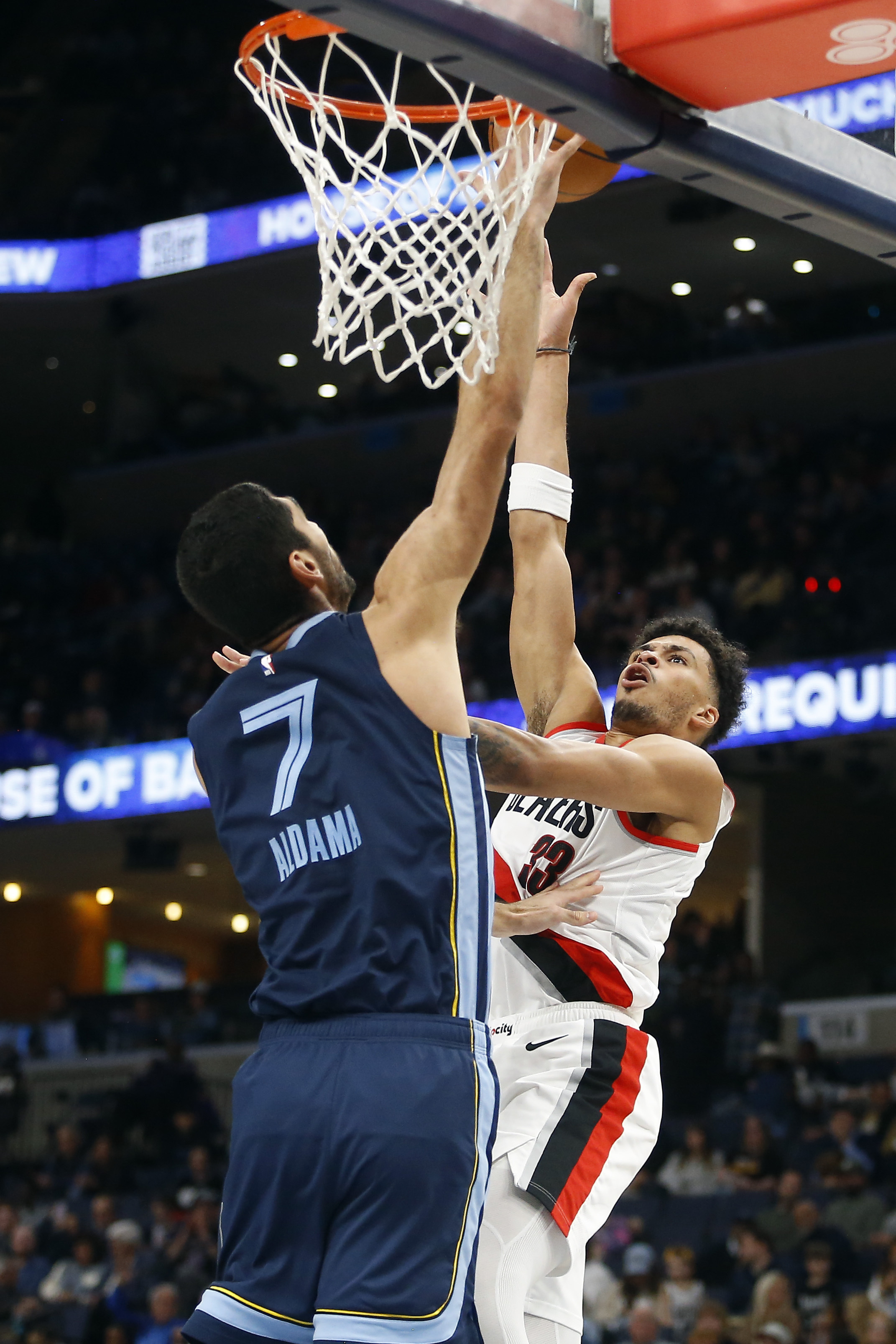 Blazers end 9-game skid in big way, blow out Grizzlies | Reuters