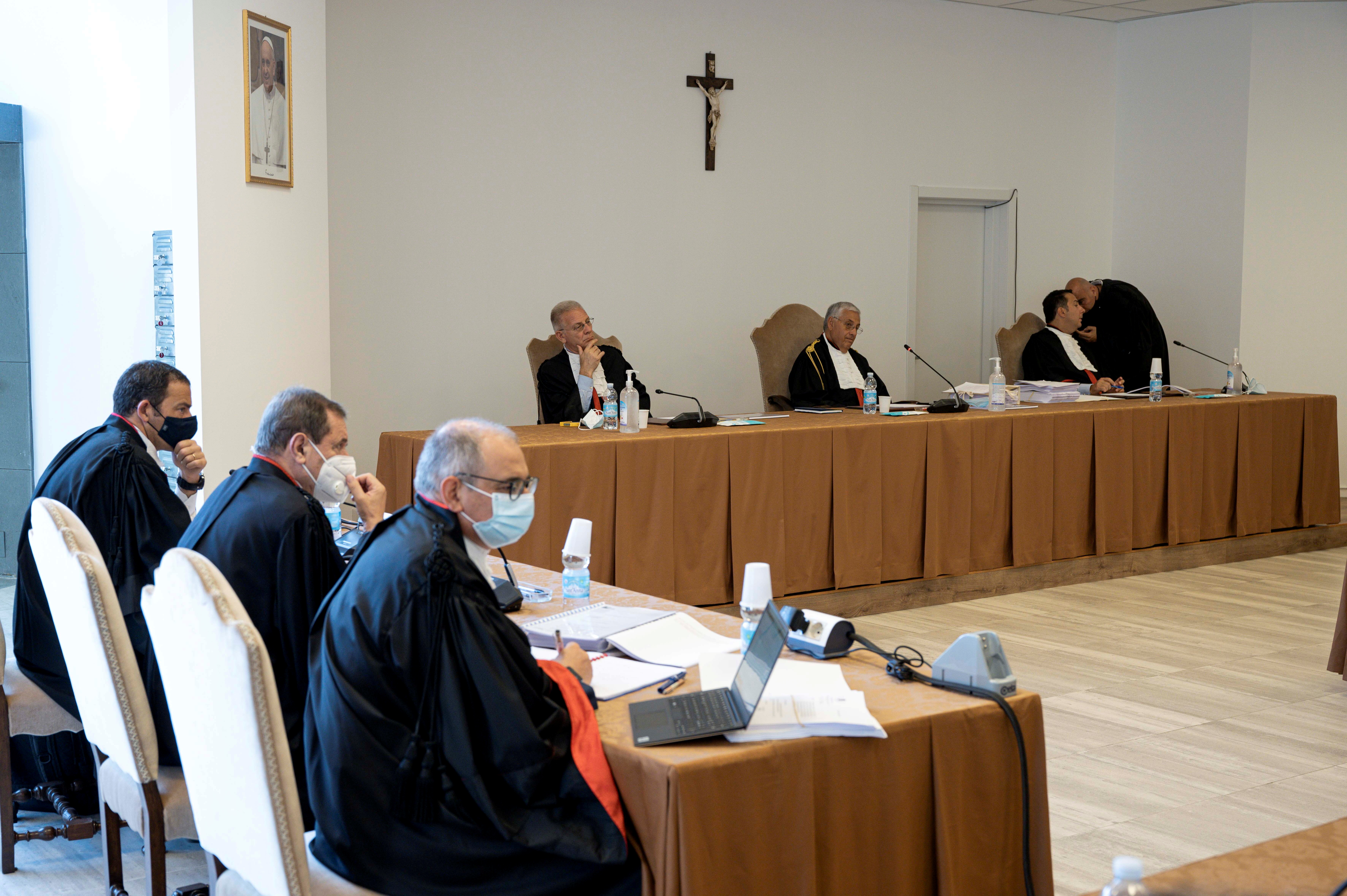 El juicio comienza en el Vaticano para 10 personas, incluido el prominente cardenal italiano Angelo Becciu, acusados ​​de delitos financieros que incluyen malversación de fondos, lavado de dinero, fraude, extorsión y abuso de poder, en el Vaticano, el 27 de julio de 2021. Vatican Media / Handout via REUTERS 