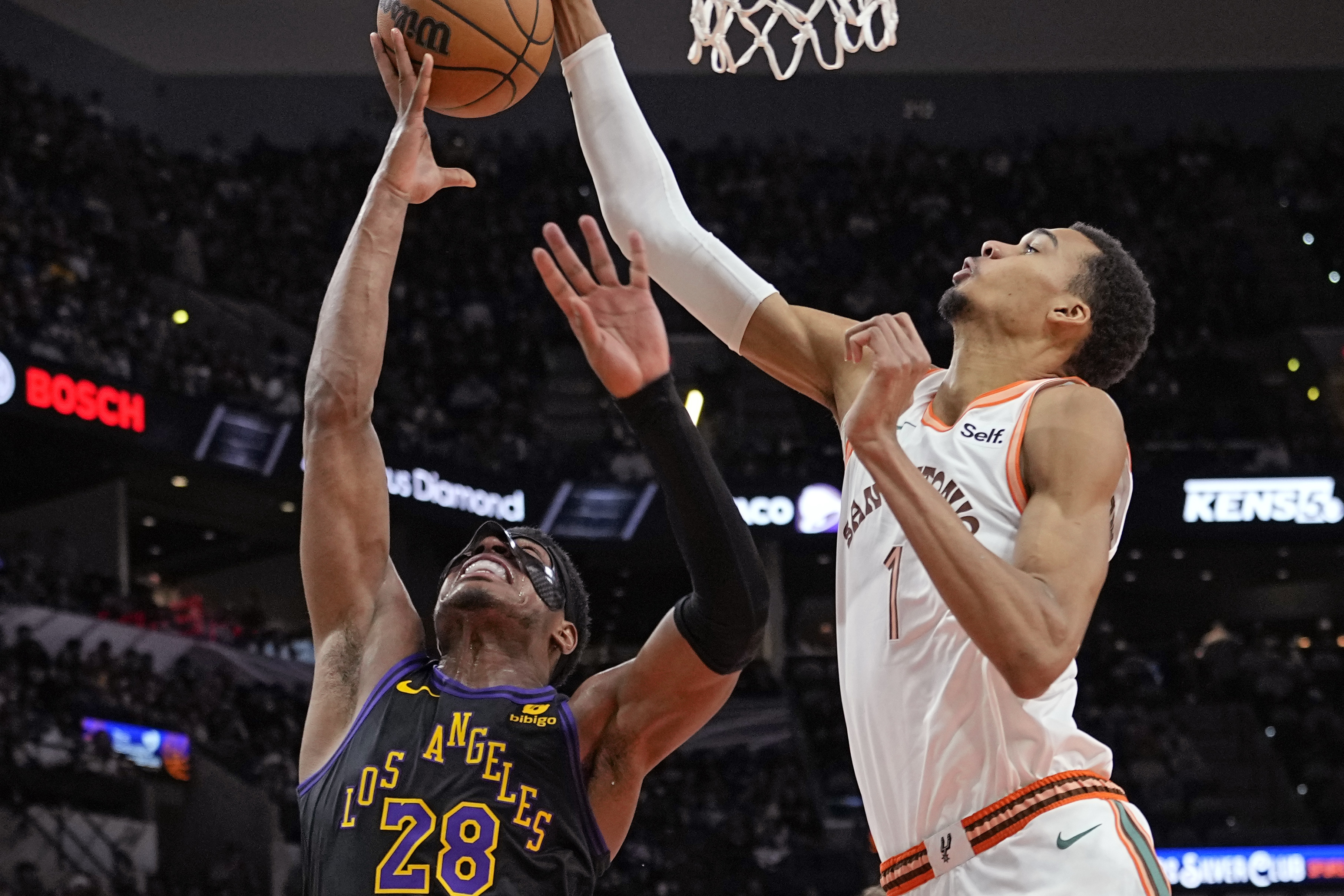 NBA＝レーカーズが18連敗中のスパーズに不覚、八村20得点も及ばず