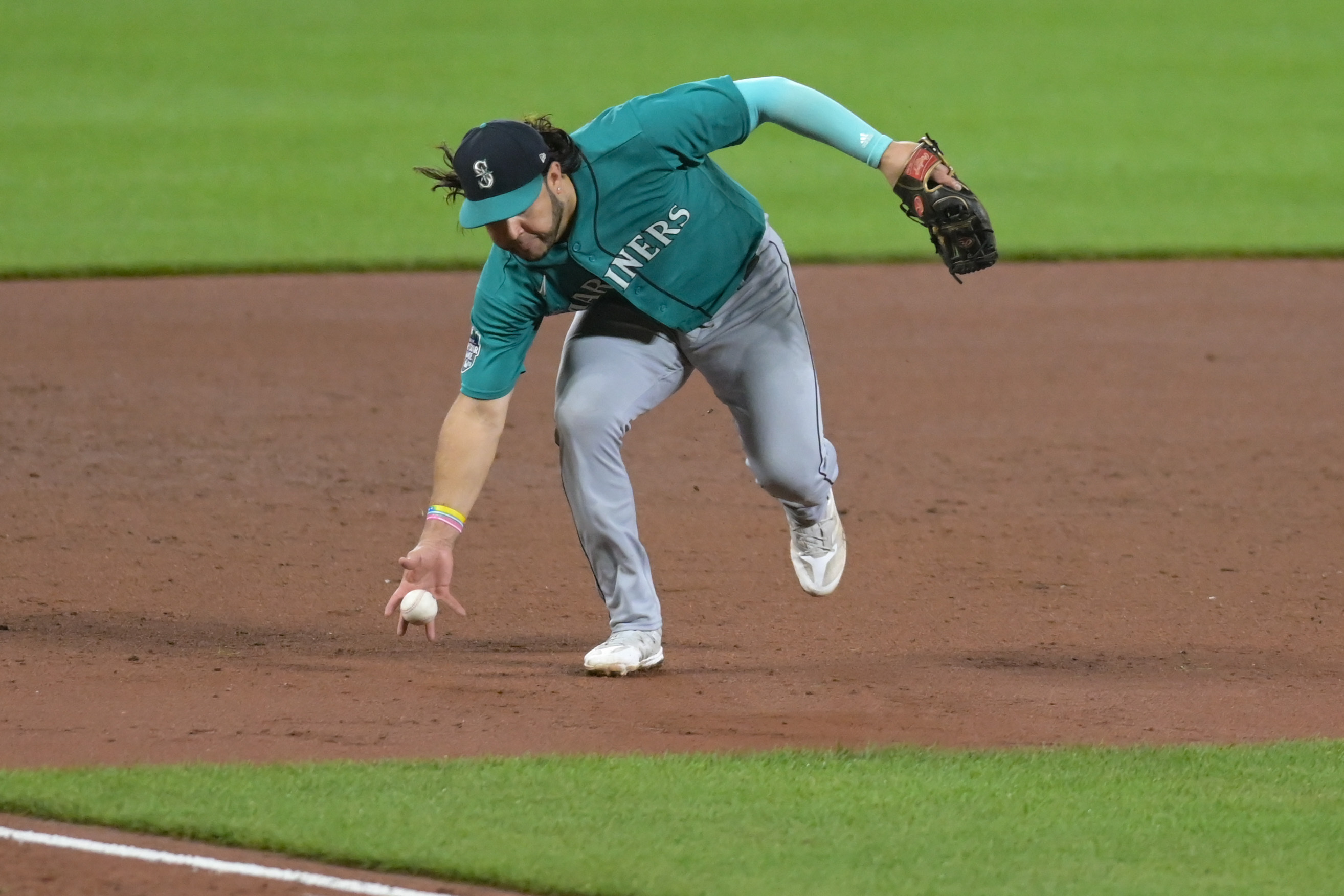 Mariners get pitching, hitting in 13-1 drubbing of Orioles