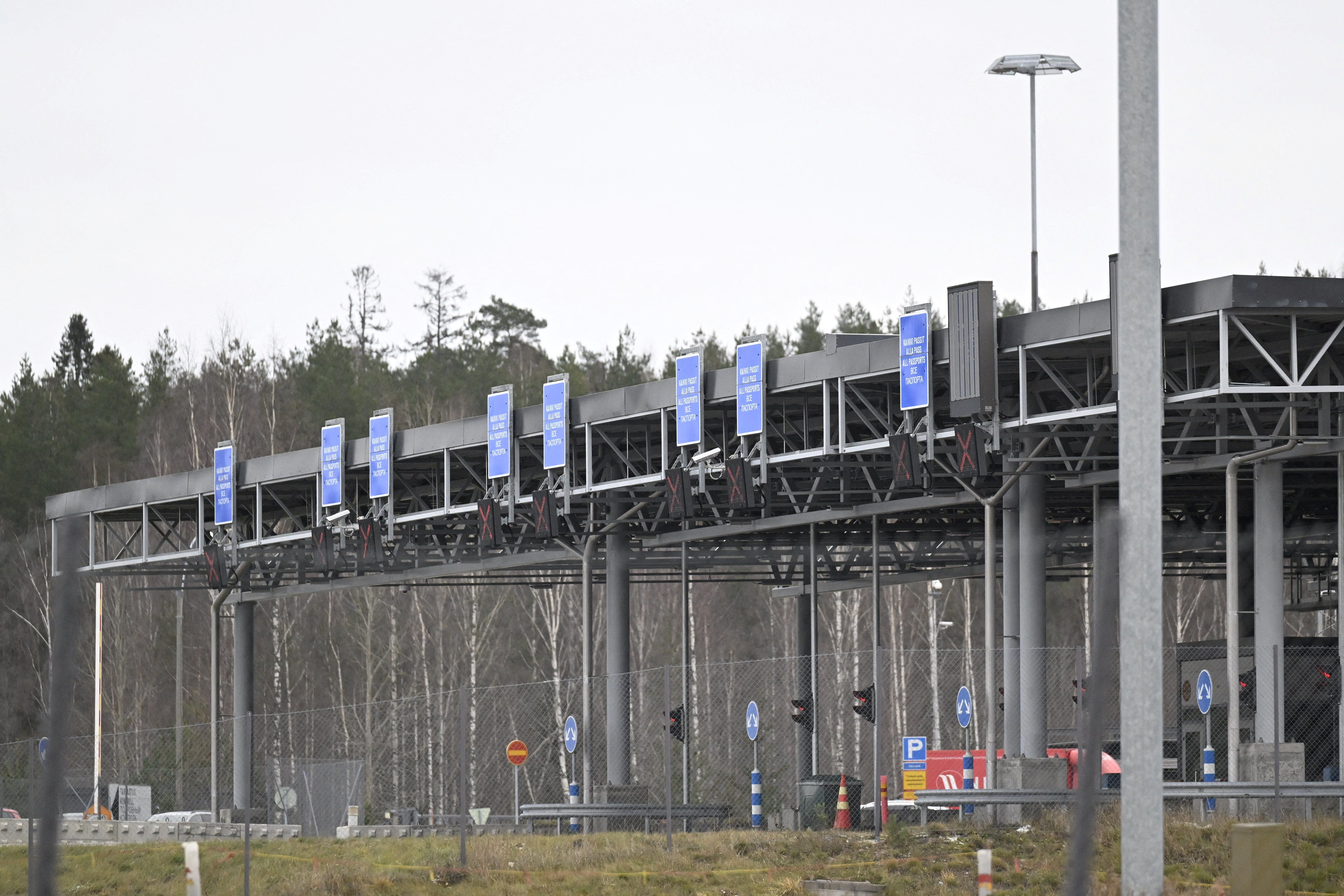 O vedere a graniței dintre Rusia și Finlanda la punctul de trecere a frontierei Noigama din Lappeenranta