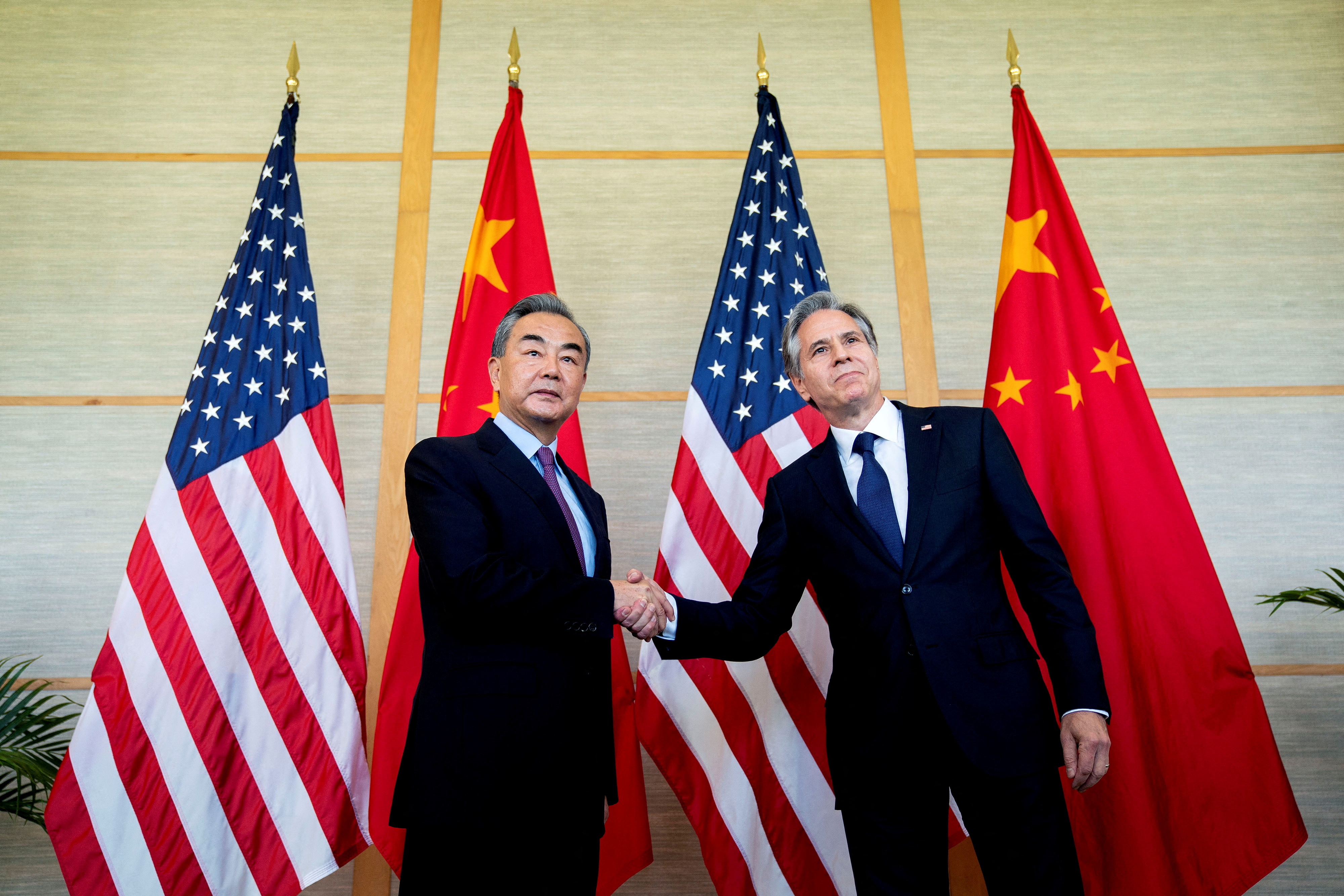 Ο Γουάνγκ της Κίνας προς τον Μπλίνκεν: Ο «σε βάθος» διάλογος μπορεί να οδηγήσει σε σταθερότητα στις σχέσεις