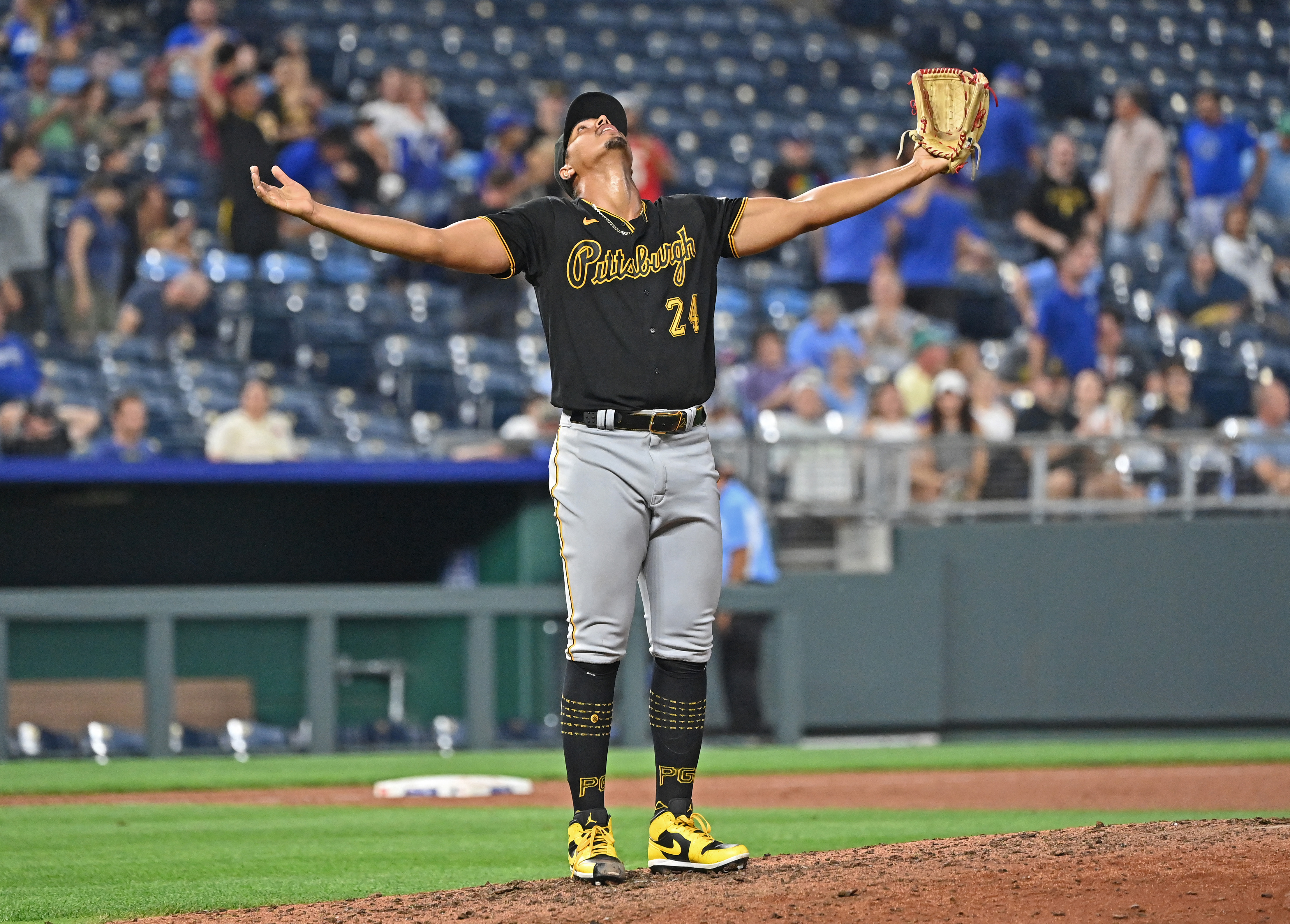 Pirates' Johan Oviedo dominates Royals for first shutout