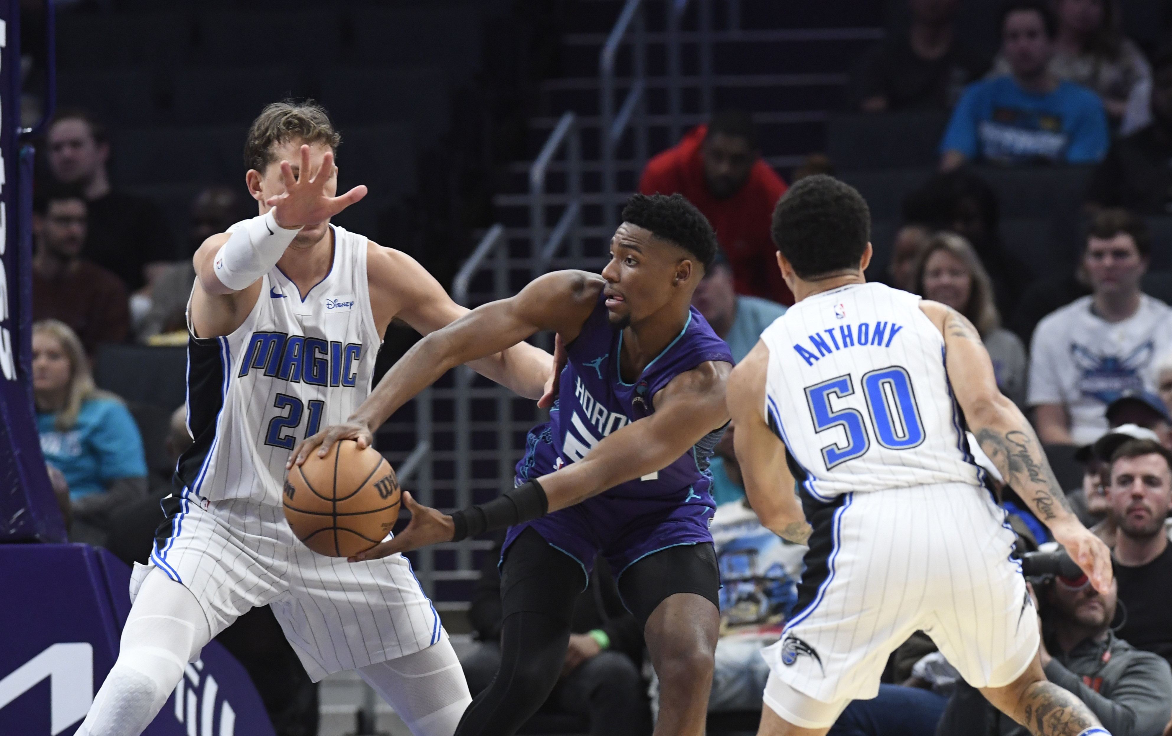 Balanced scoring carries Magic over Hornets | Reuters