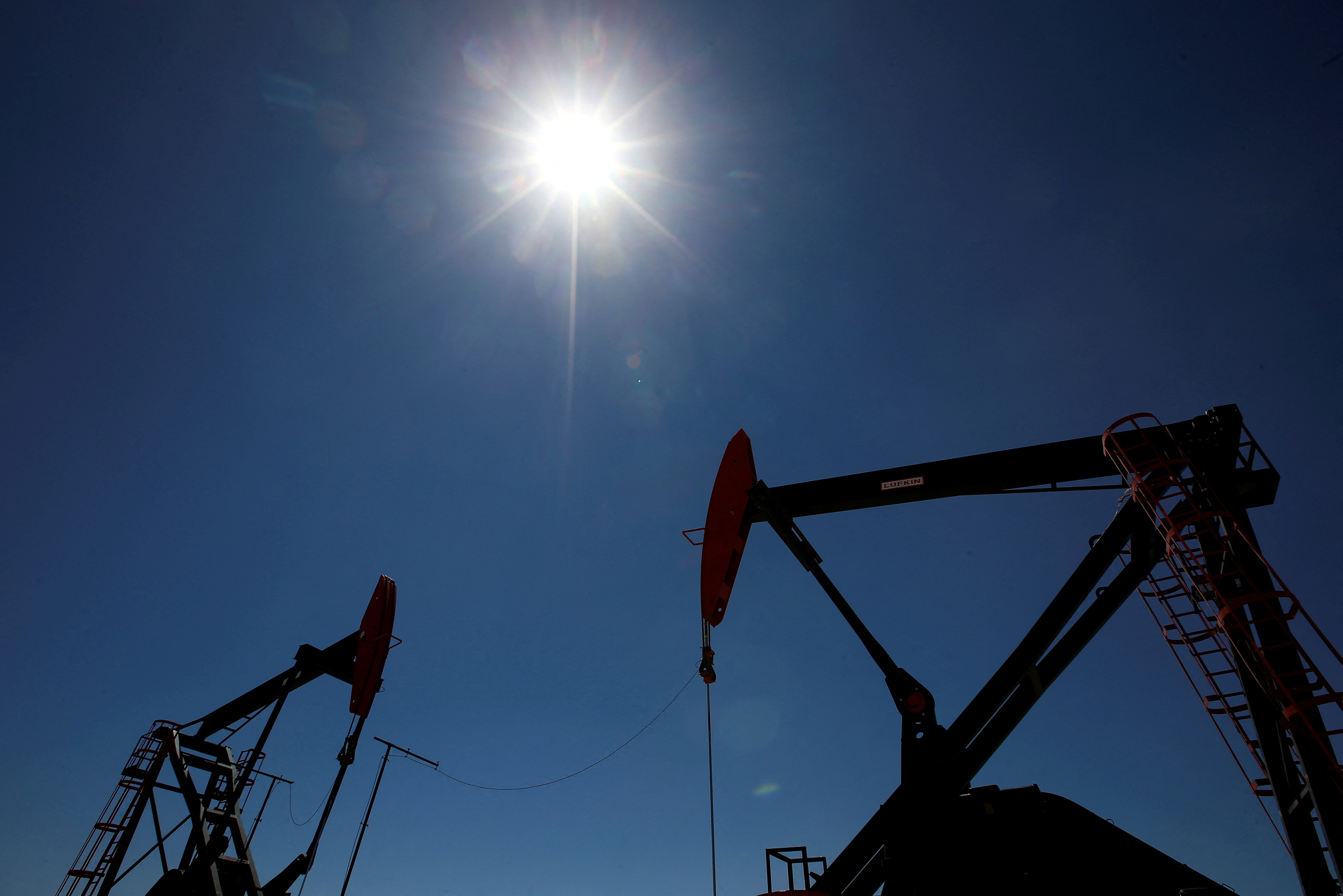 Se ven plataformas petrolíferas perforando petróleo y gas de esquisto en Vaca Muerta en la provincia patagónica de Neuquén, Argentina.