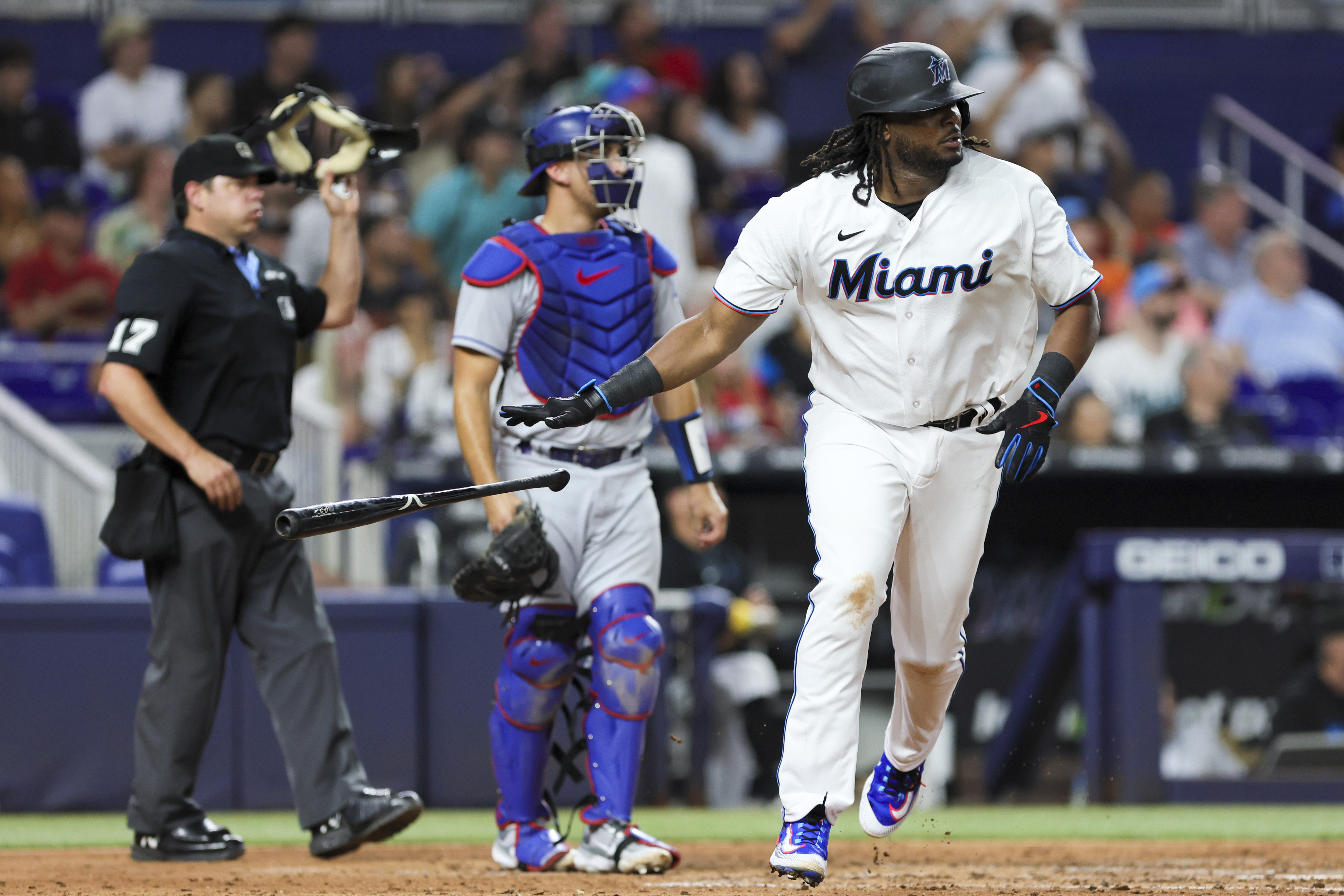 Marlins belt four homers, whip Dodgers in opener