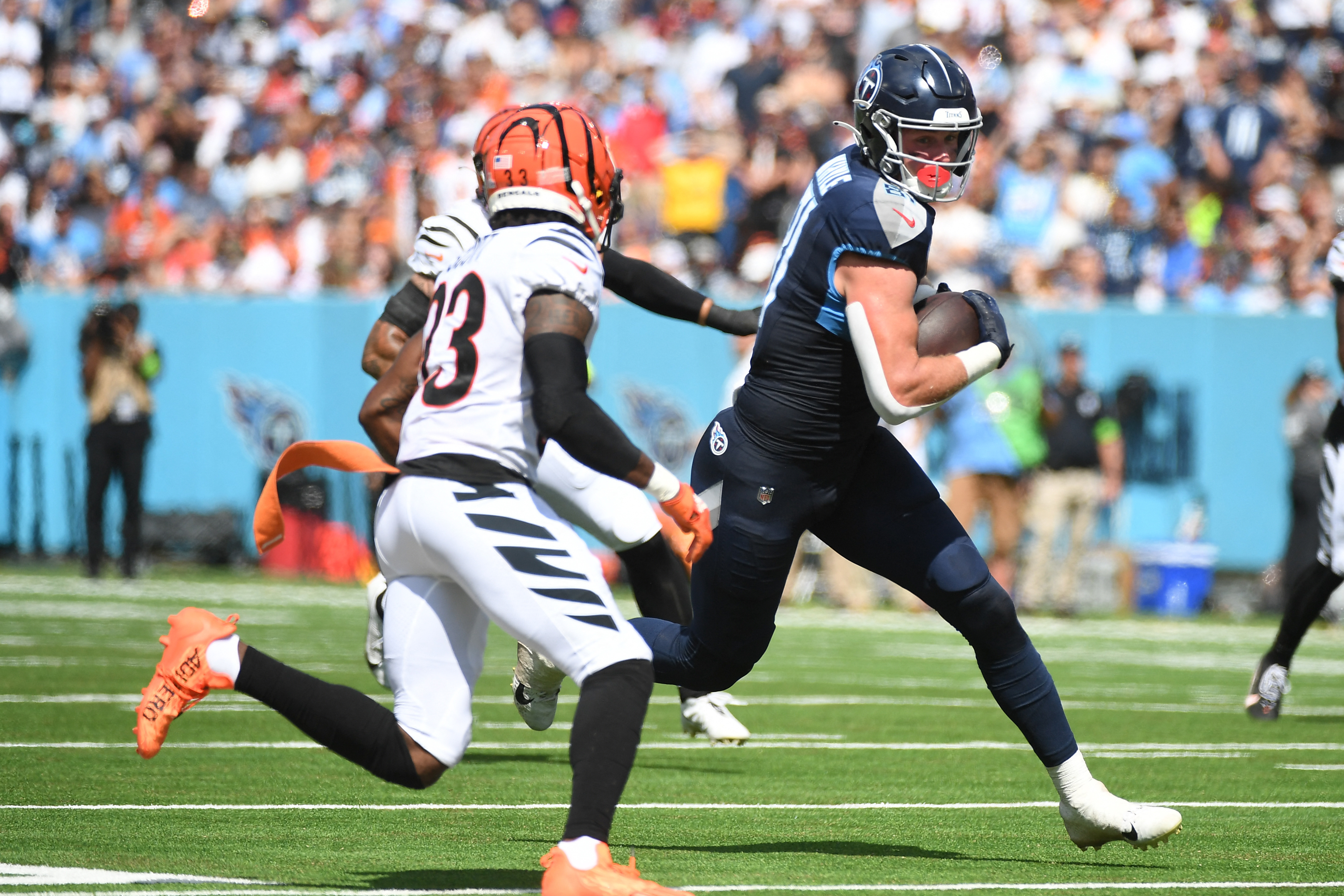 Henry runs for TD, throws for score as Titans rout Burrow, Bengals 27-3