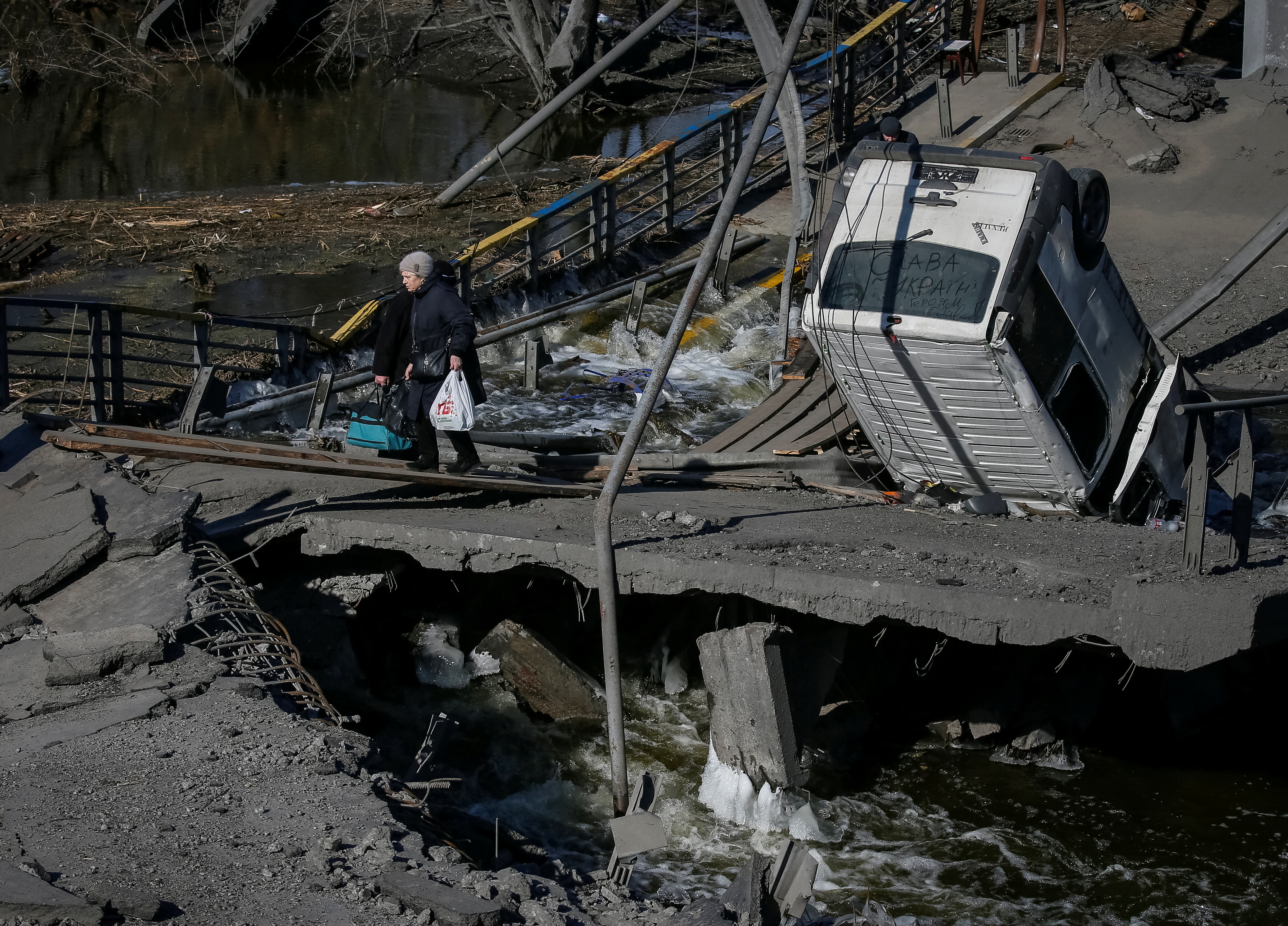 People fleeing the town of Irpin outside of Kyiv
