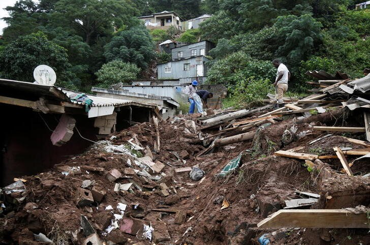 S.Africans search for survivors in ruins of floods that killed nearly ...