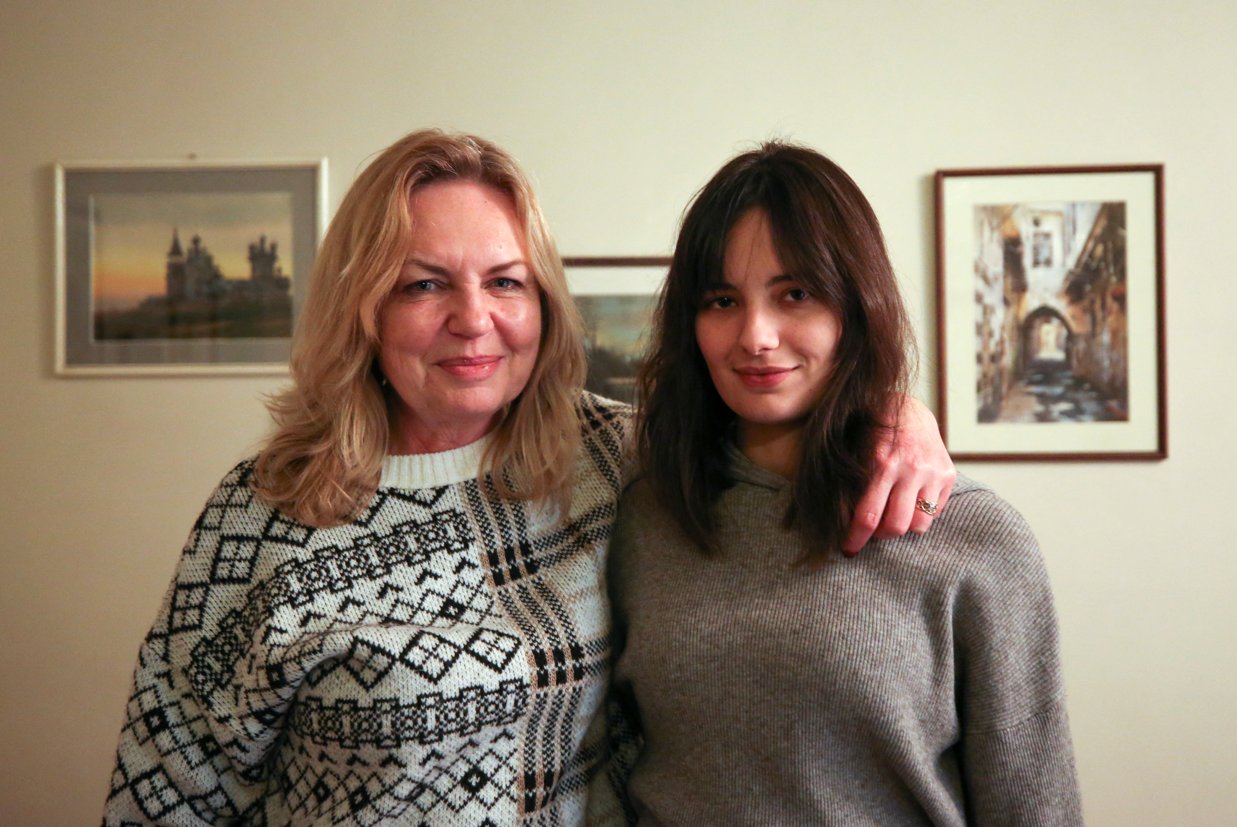 Victoria Naji, que nació en Siria de padre palestino y madre ucraniana posa para una foto con su madre, Irina Naji, en su casa en Damasco.