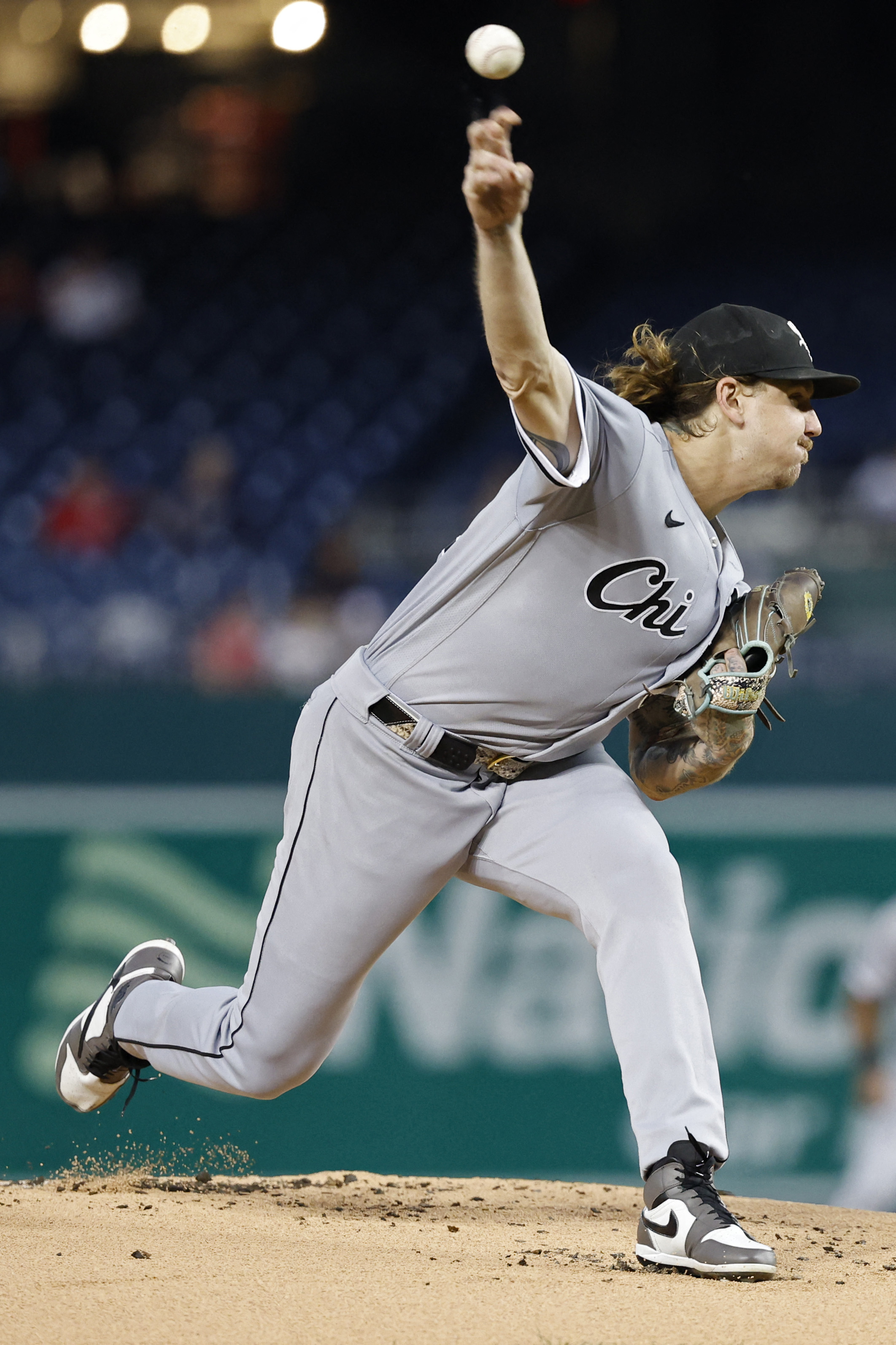 White Sox's Clevinger leaves start against Dodgers with right