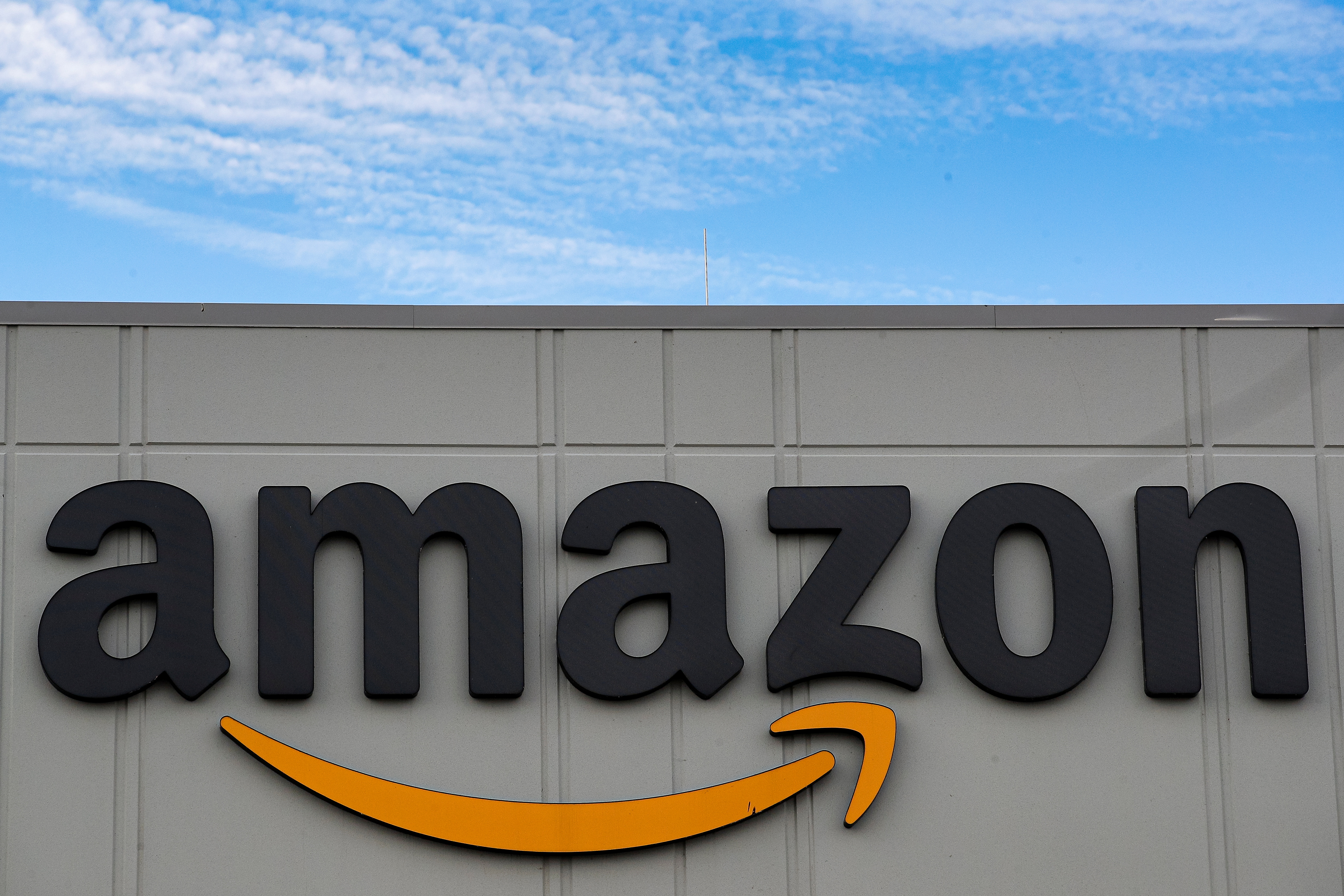 включва разсмивам Разграбване U.S. labor board claims Amazon illegally fired warehouse worker | Reuters