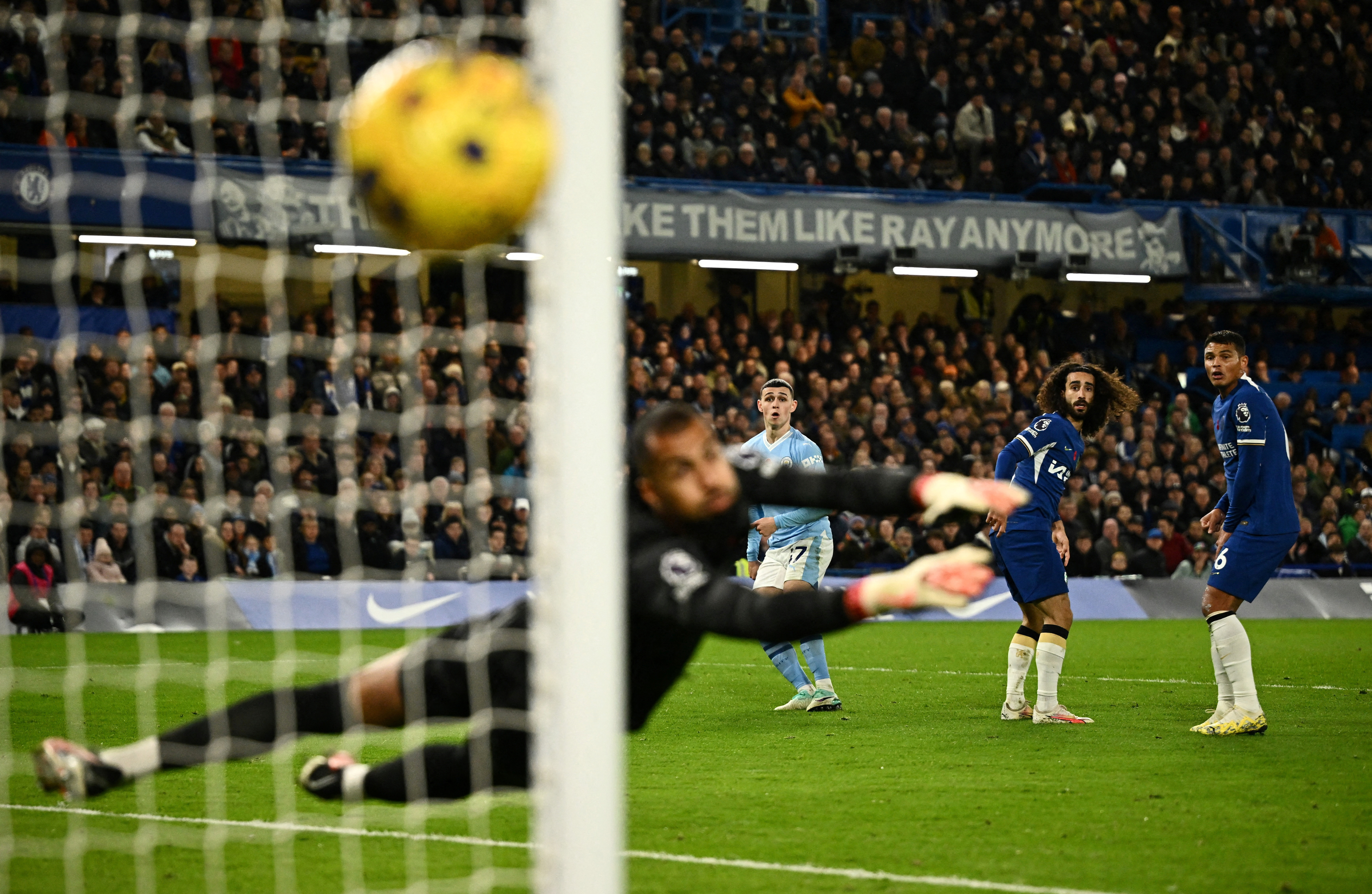 Man City held by Chelsea in eight-goal thriller, Liverpool go