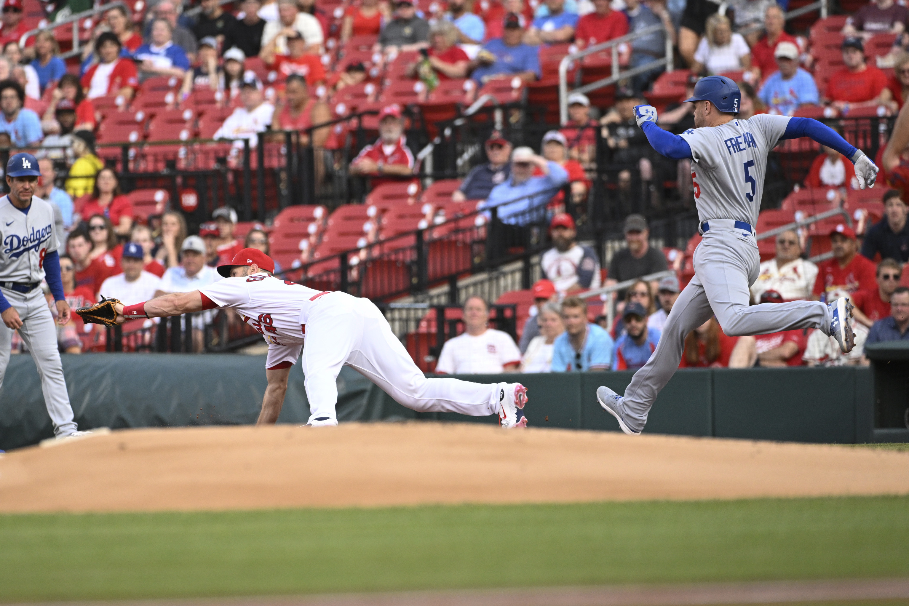 Cardinals hit 7 homers, pound visiting Dodgers