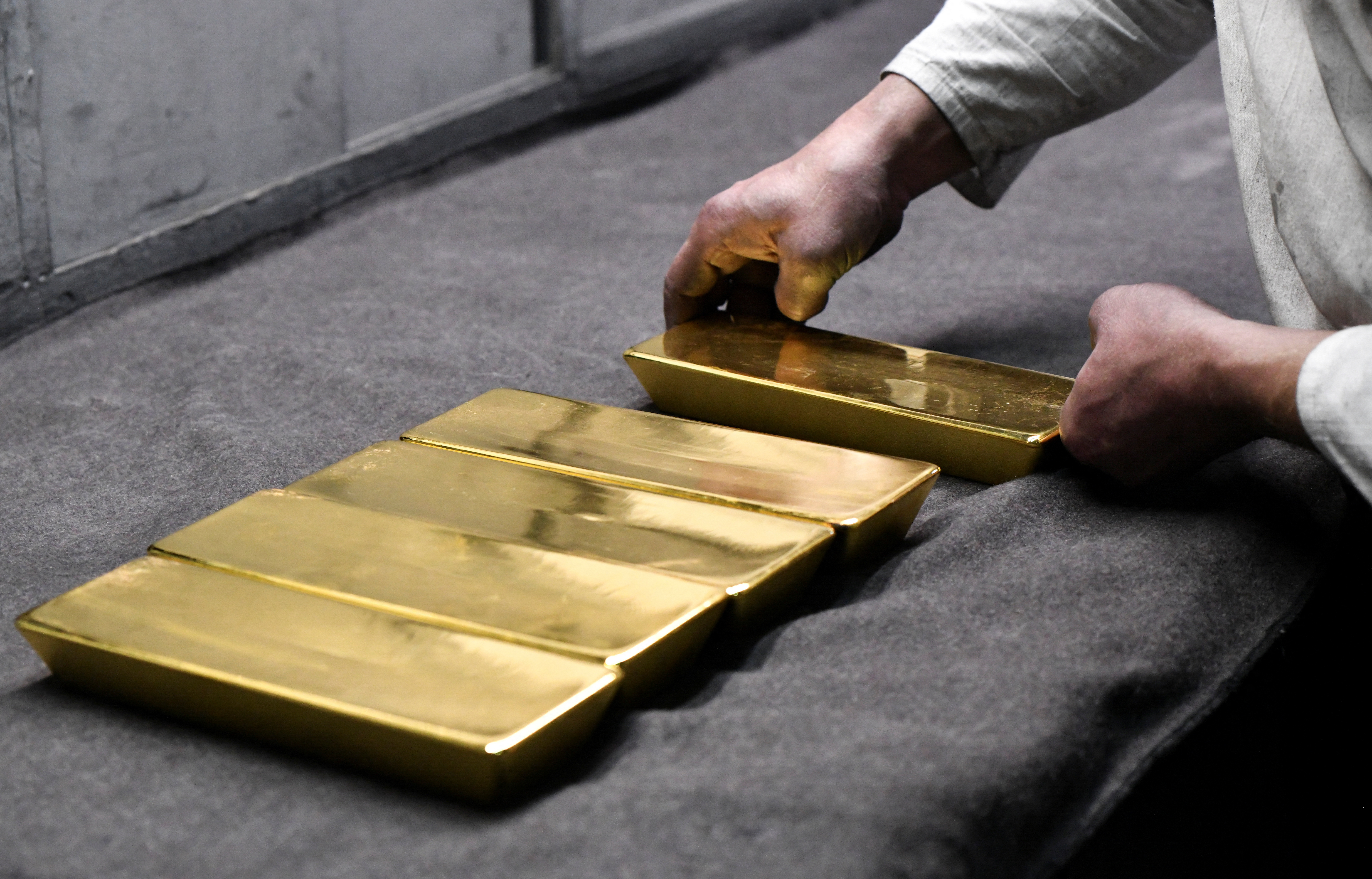 Золото продолжает дорожать, а центральные банки мира скупались им в 2022 и 2023 годах.