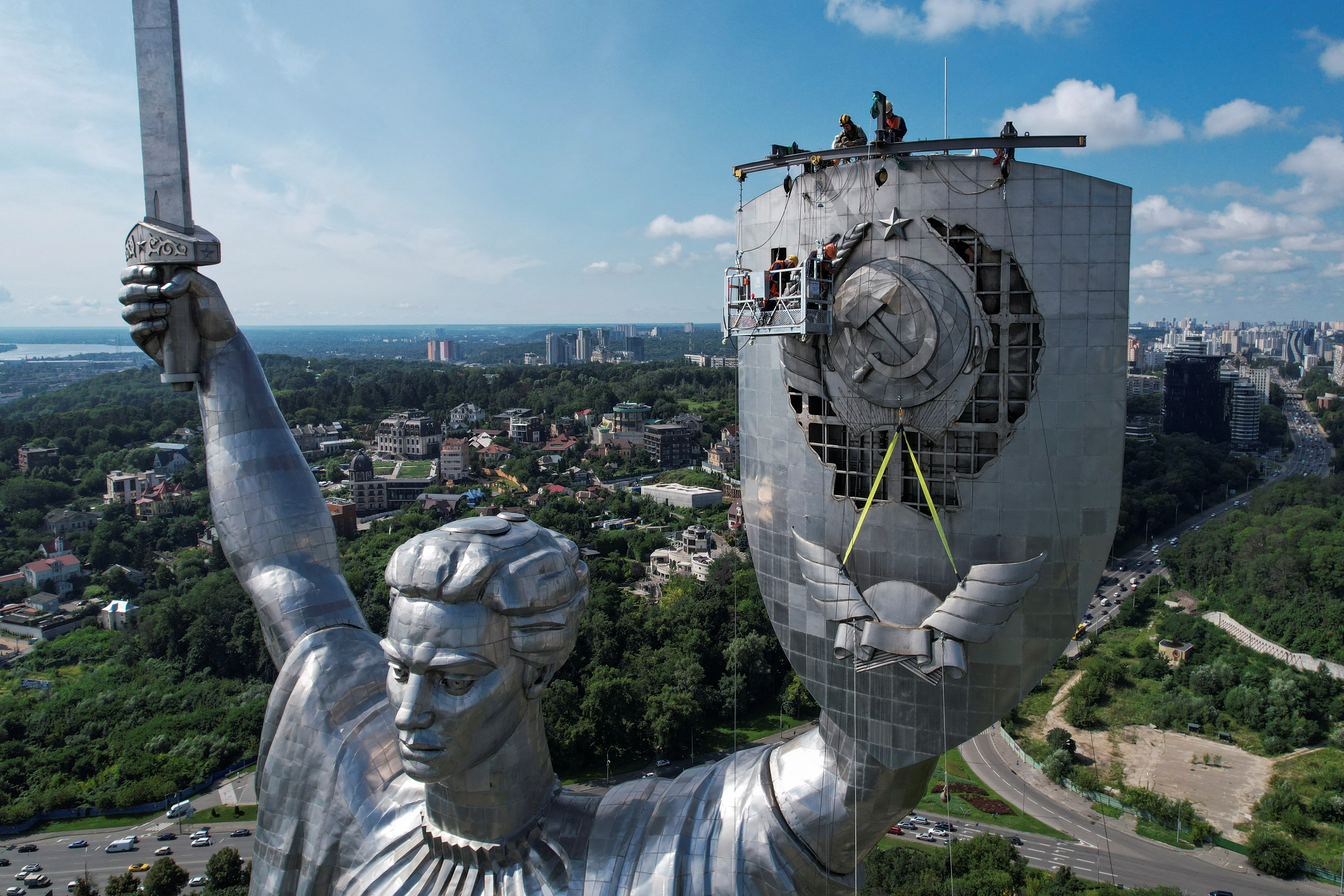 Museum of the Great Patriotic War - huge Soviet titanium Motherland Statue,  or 'Iron Lady' or 'Tin Tits', Kiev, Ukraine Stock Photo - Alamy