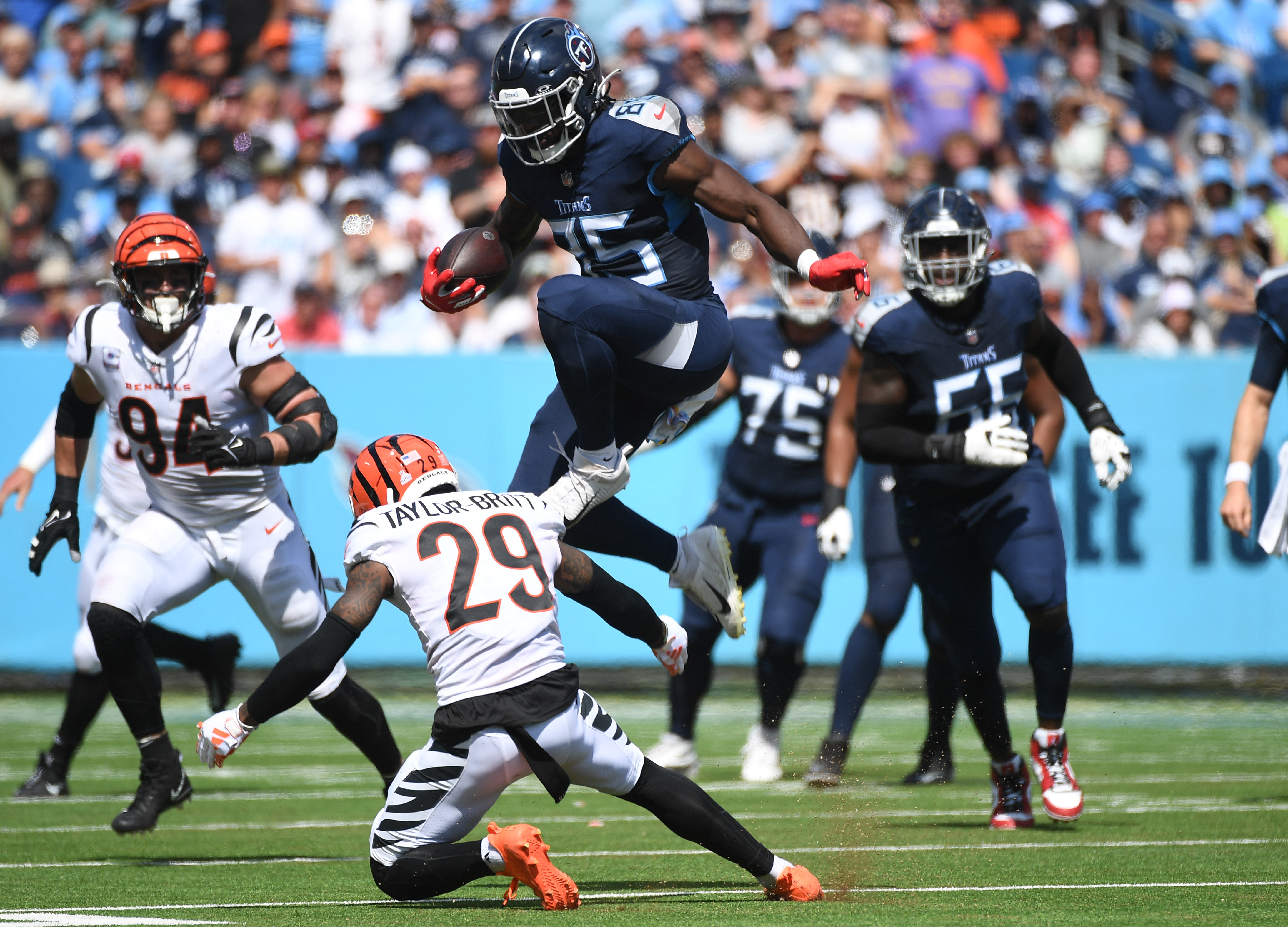 Derrick Henry helps Texans rout Bengals