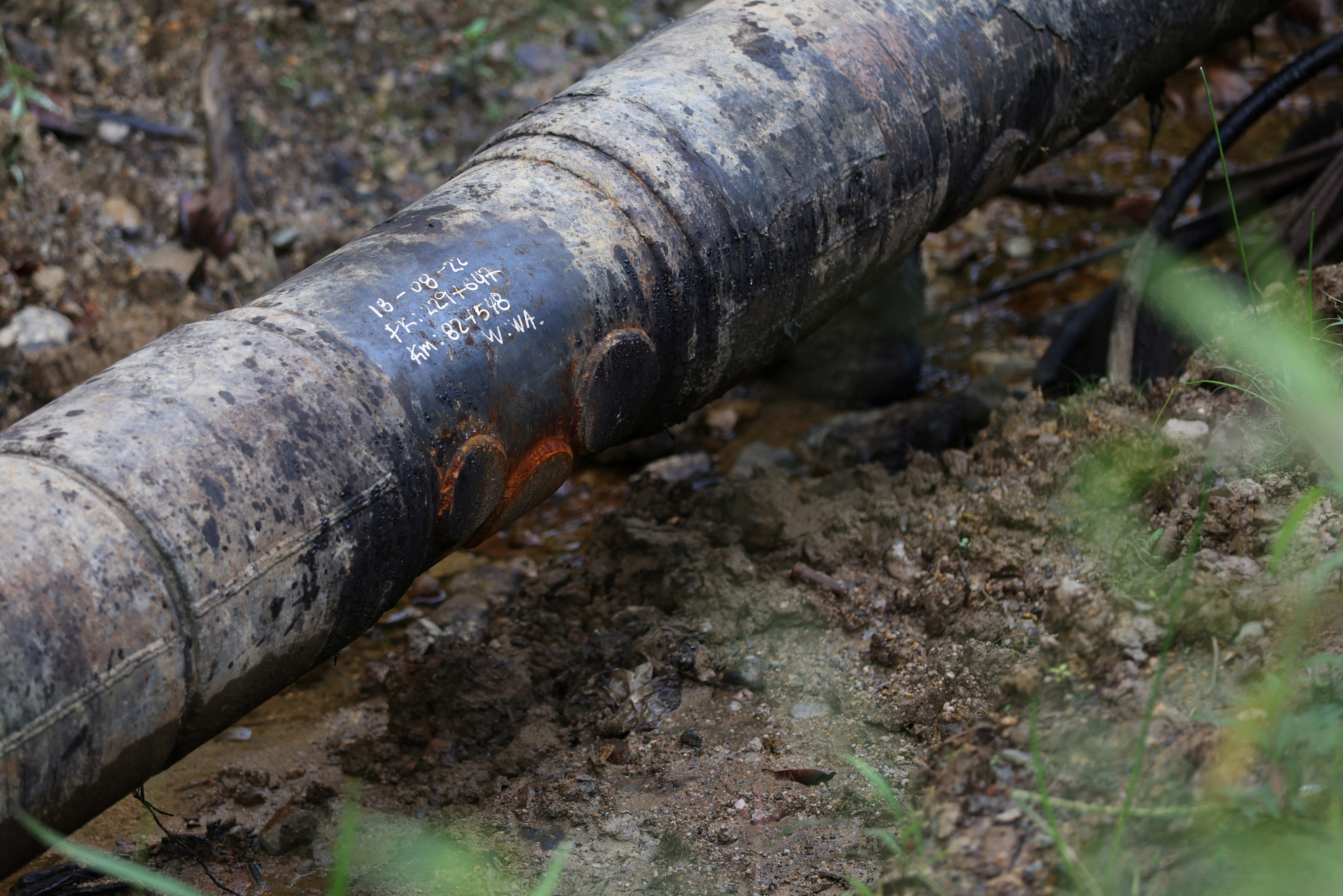 Clandestine oil theft for drug trafficking endangers the environment in Tumaco