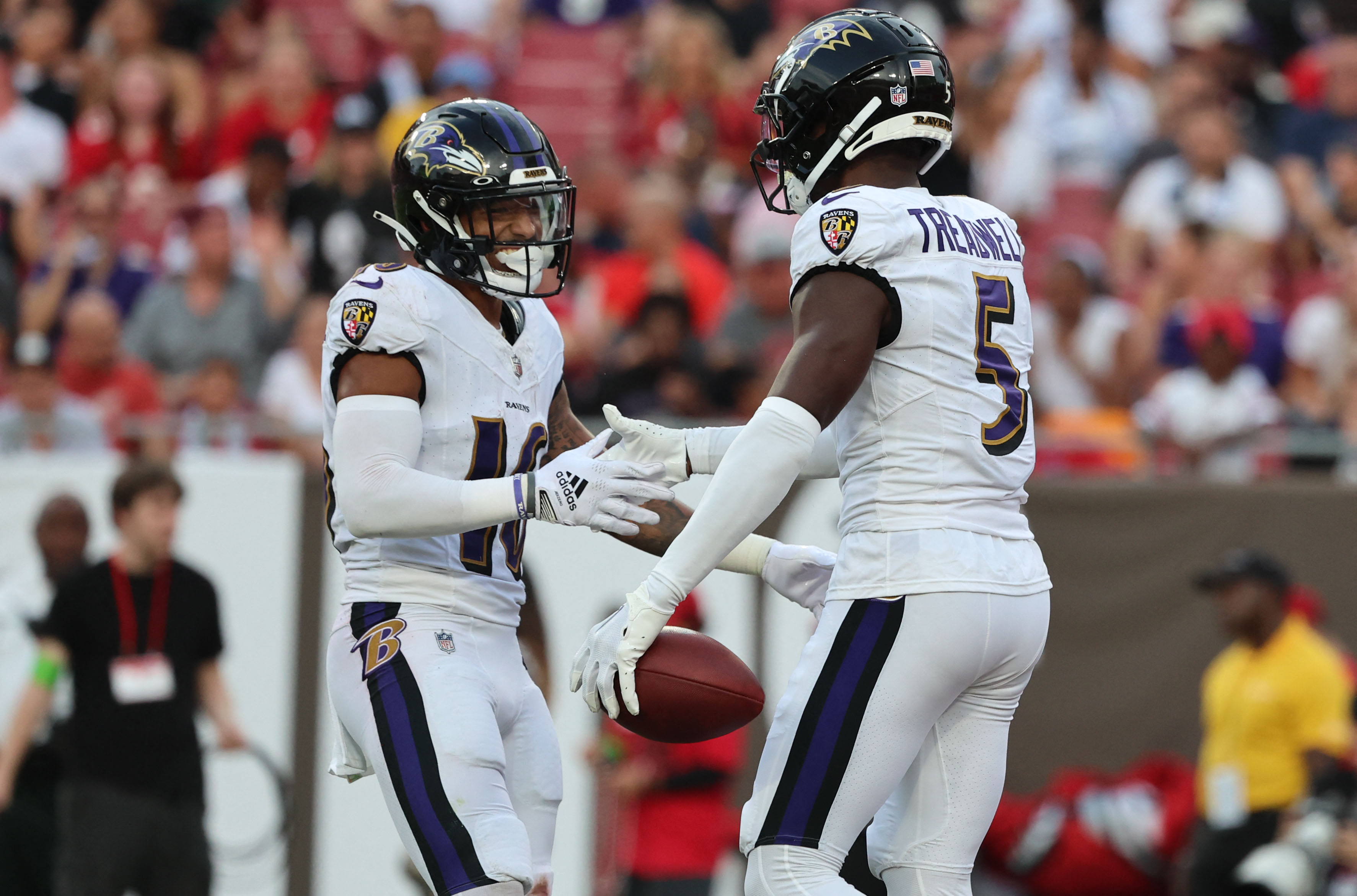 Bucs hang on to beat Ravens, 26-20