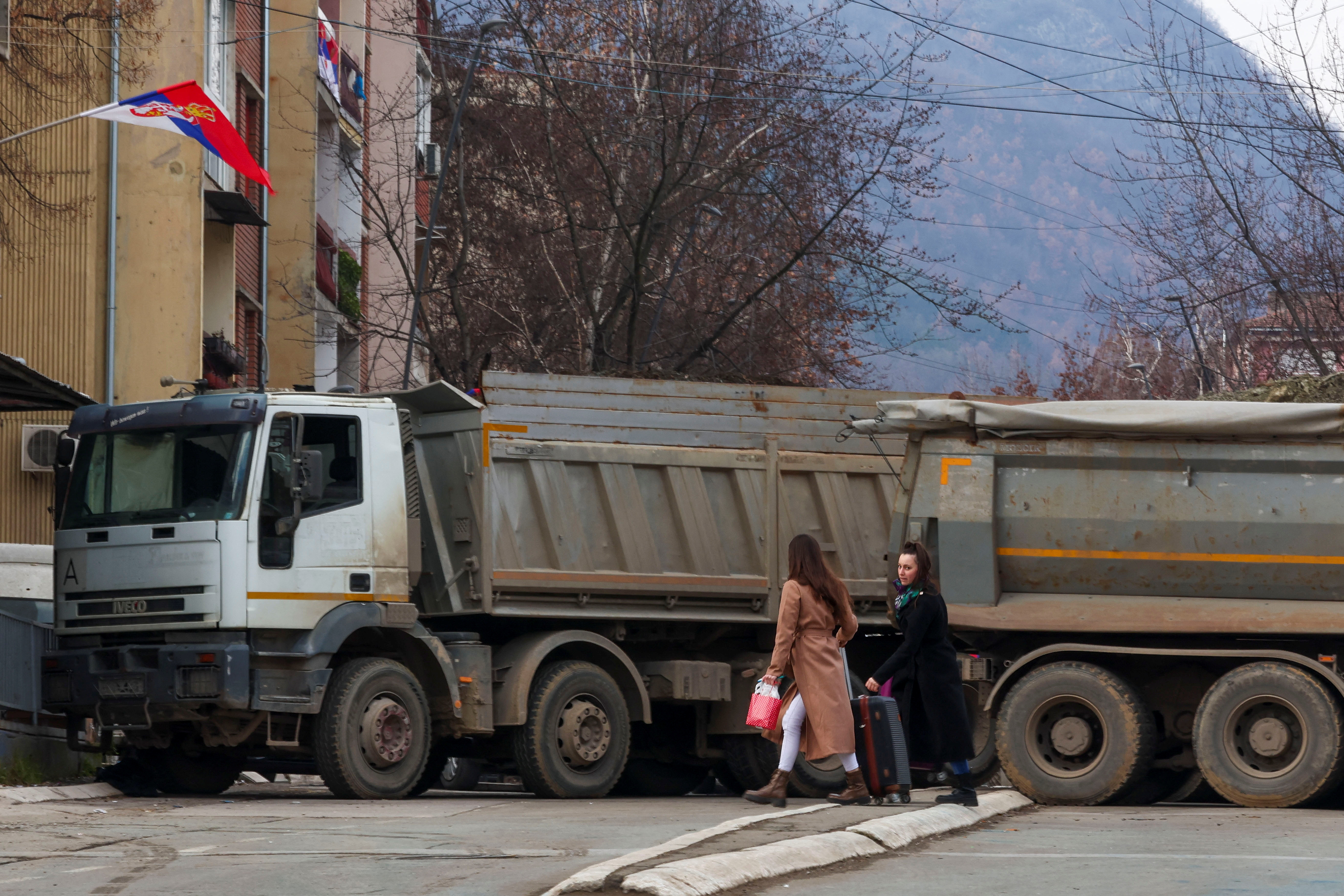 コソボ北部の道路は依然として封鎖されており、緊張が続いている
